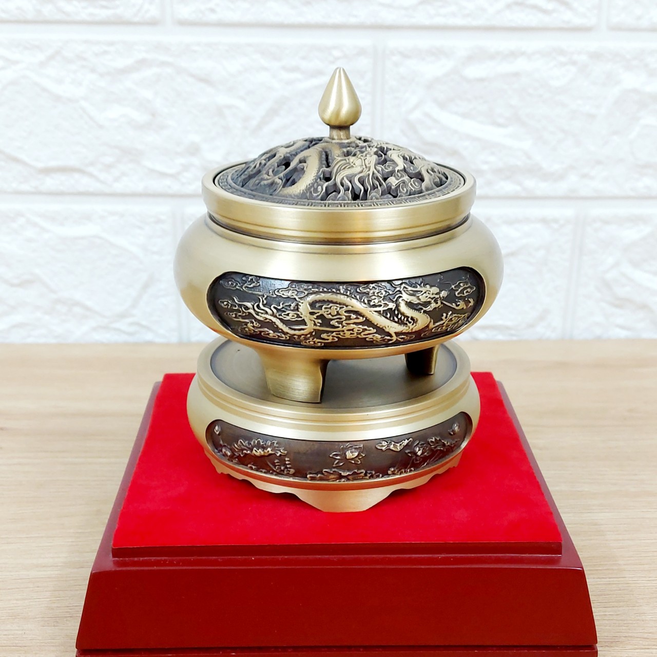 Lư xông trầm hương bằng đồng chạm hoa văn tinh xảo