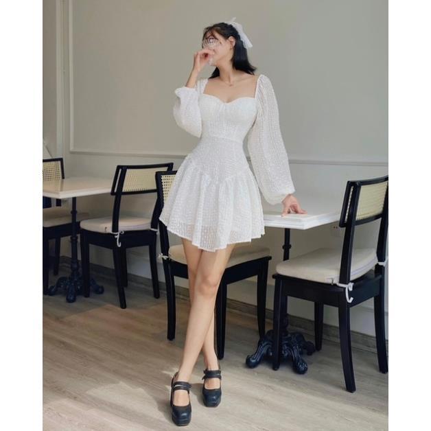 Đầm trắng ren nổi tay dài cổ thuyền cup ngực đuôi cá dài