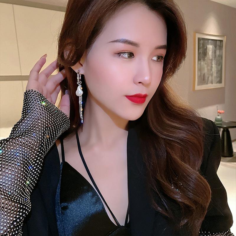 Khuyên tai nữ đính hạt dáng dài