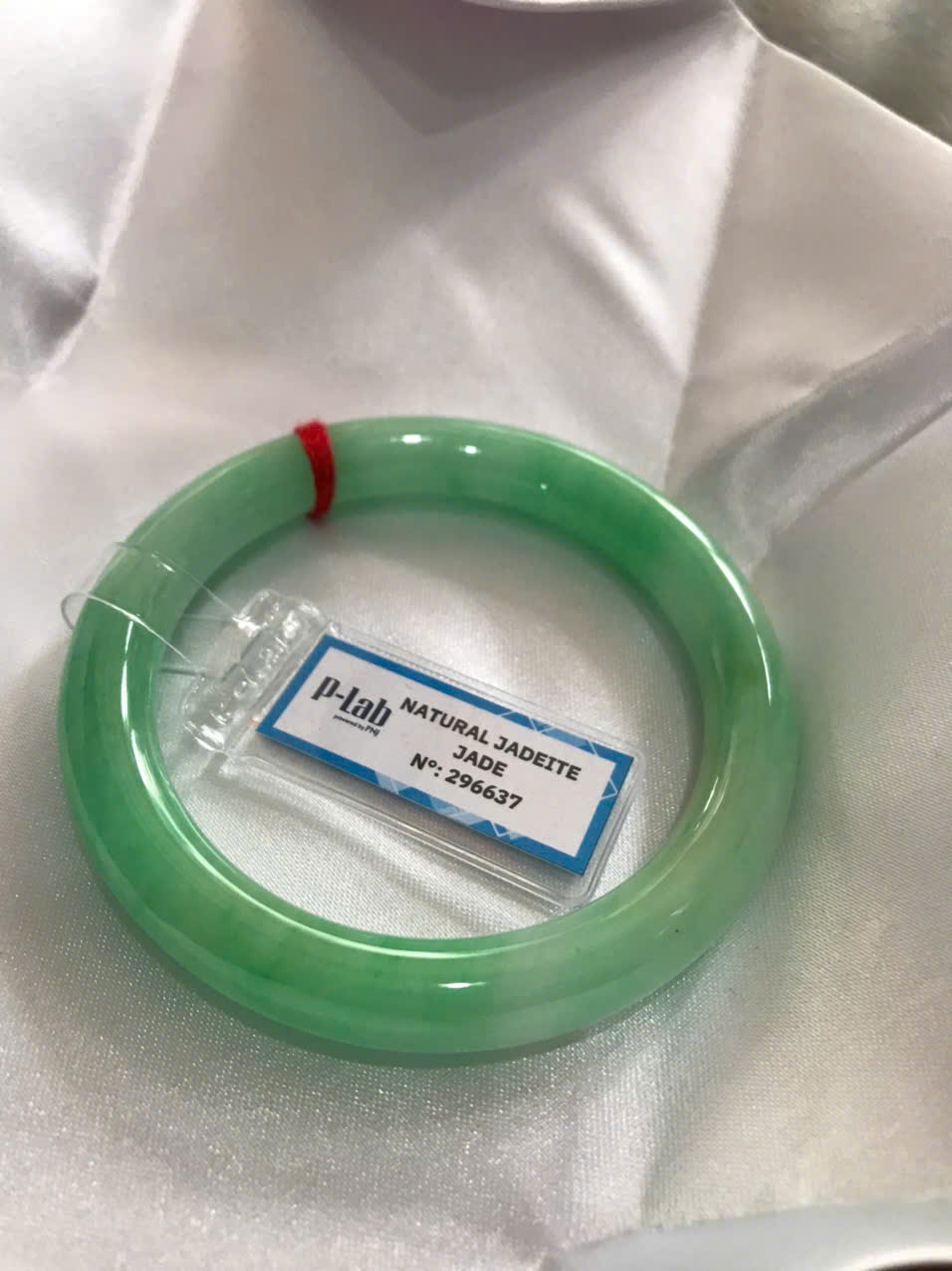 Chiếc Vòng Tay Đá Ngọc Cẩm Thạch Tự Nhiên Vip Lý Đẹp Ni 53mm x chột 8,2mm kiểm định kèm giấy chứng nhận P Lab Ni 296637 Màu Xanh Lý Tươi trắng xanh nhẹ bóng mượt sịn sang nữ 52kg - 60kg đeo ạ