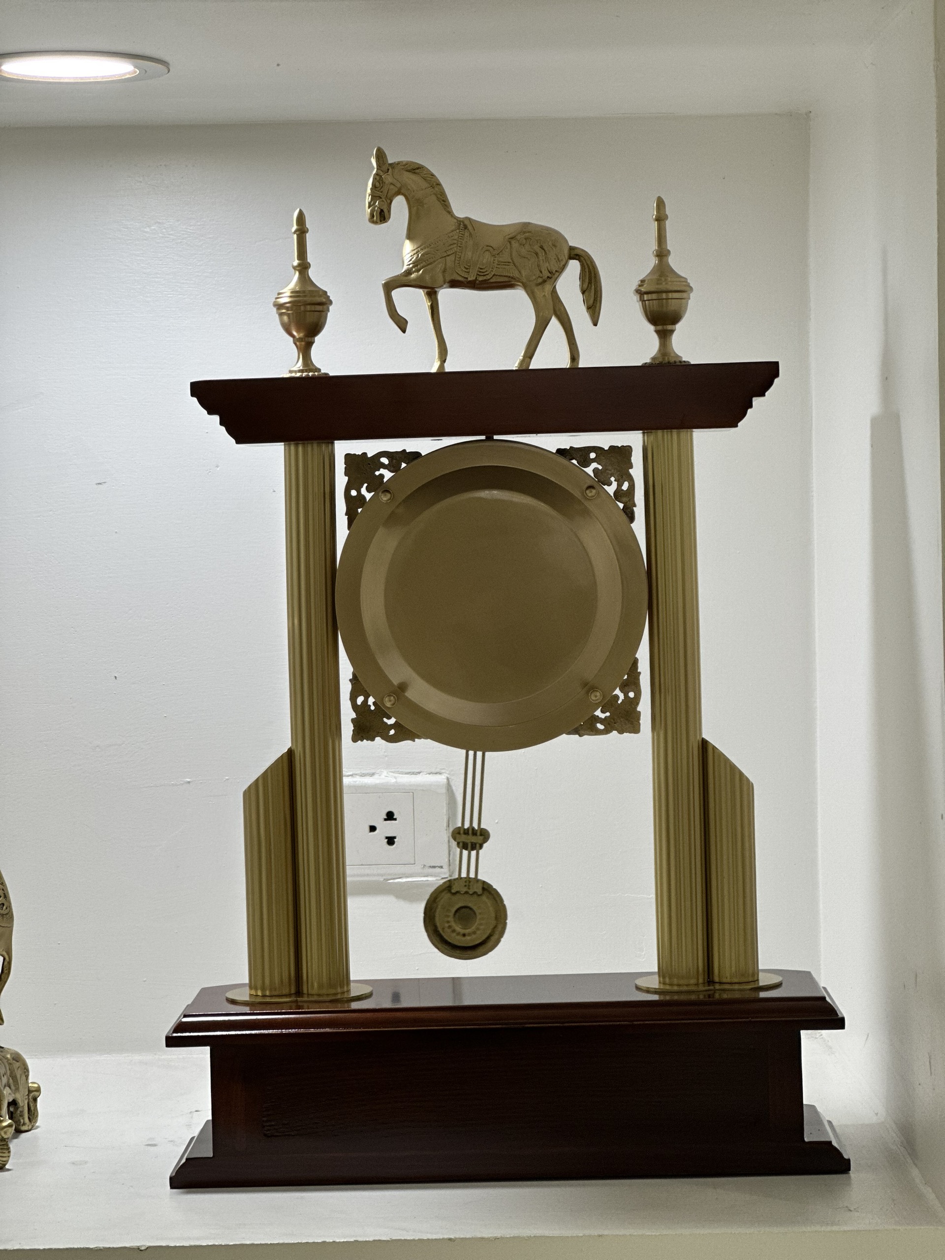 Đồng hồ để bàn con ngựa mang phong cách tân cổ điển sang trọng DH41GO