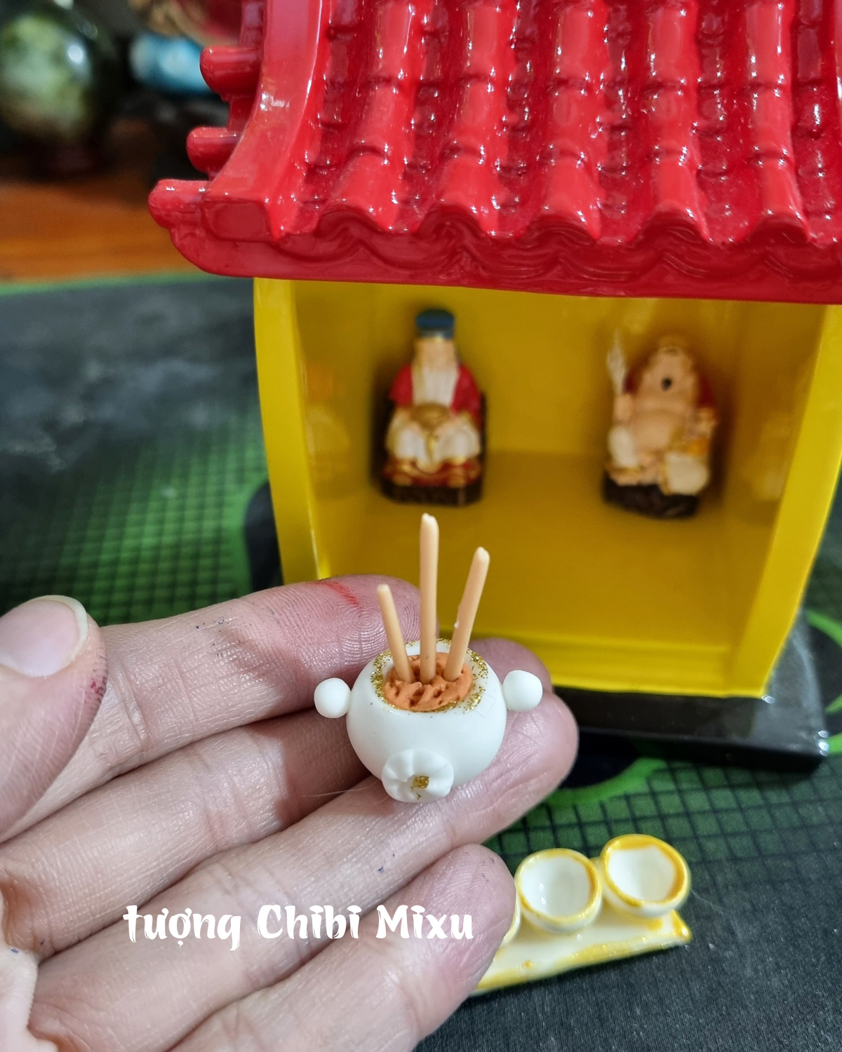 Miếu Thần Tài 275K (gồm Miếu size nhỏ + tượng xi 3.4cm + lư và chung cúng đất sét + đế vuông) ban thờ trang trí