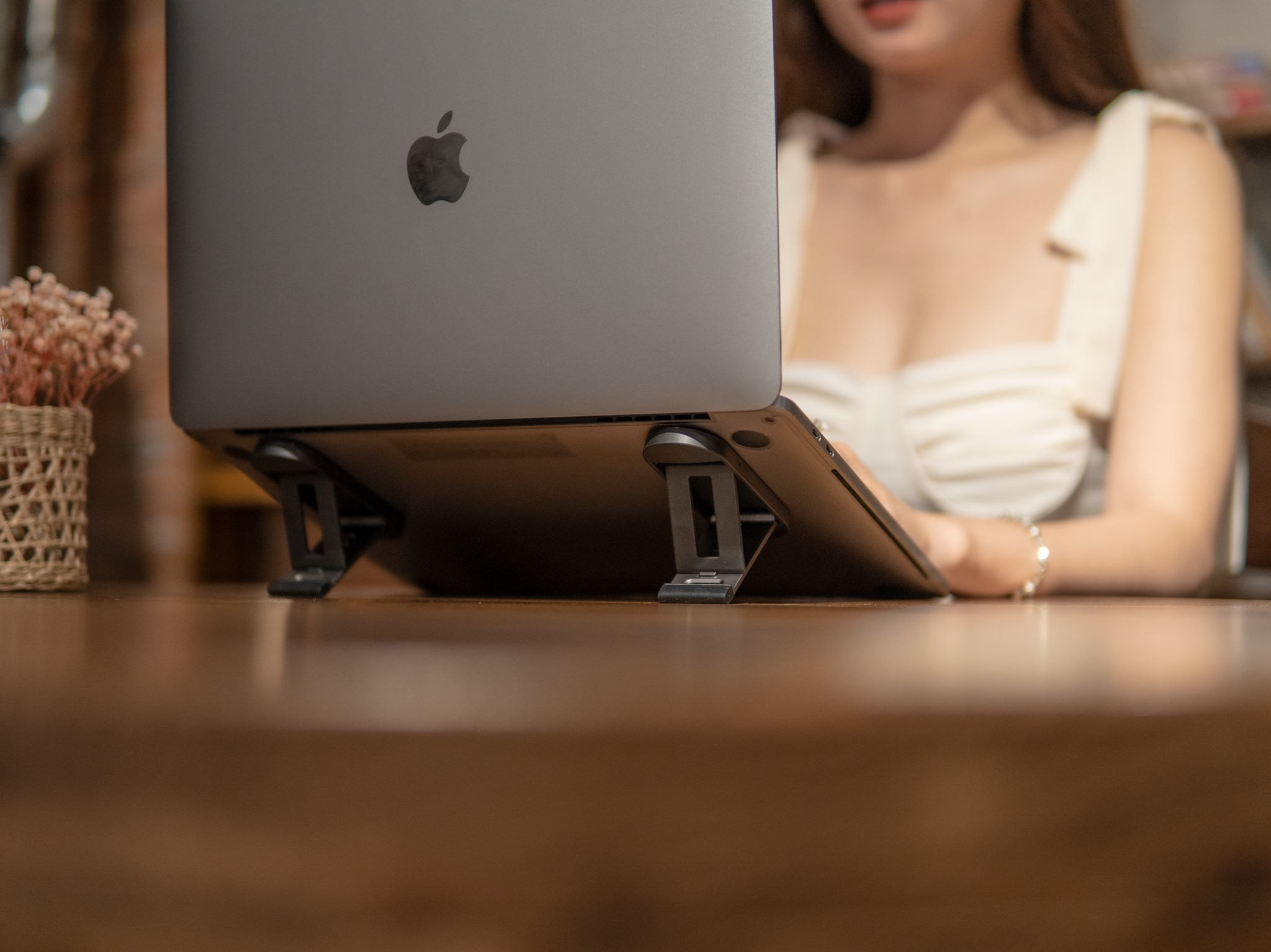 Stand dán cố định kê cao tản nhiệt Macbook 2 mảnh 6 nấc Kickflip OATSBASF Lucas - Hàng Chính Hãng