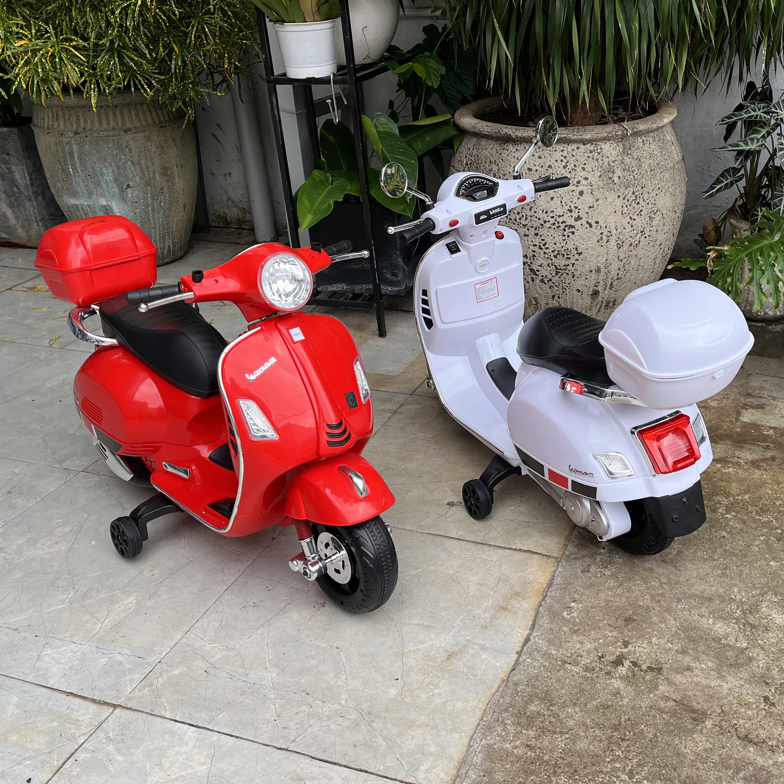 Xe máy Vespa có kính chắn gió và cốp, hộp để đồ chơi cho bé BABY PLAZA Q628