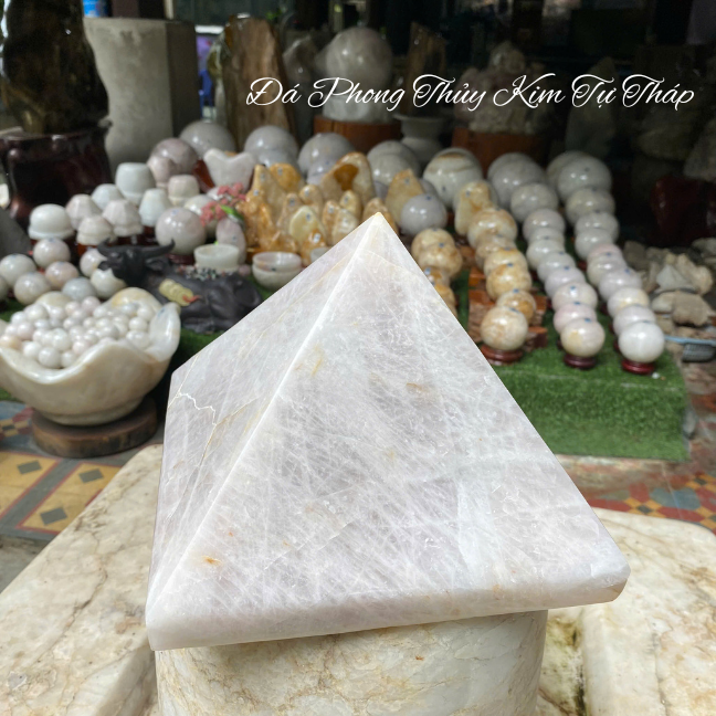 Đá phong thủy kim tự tháp NHASAN T714 nặng 8kg, cao 16cm x ngang 21cm