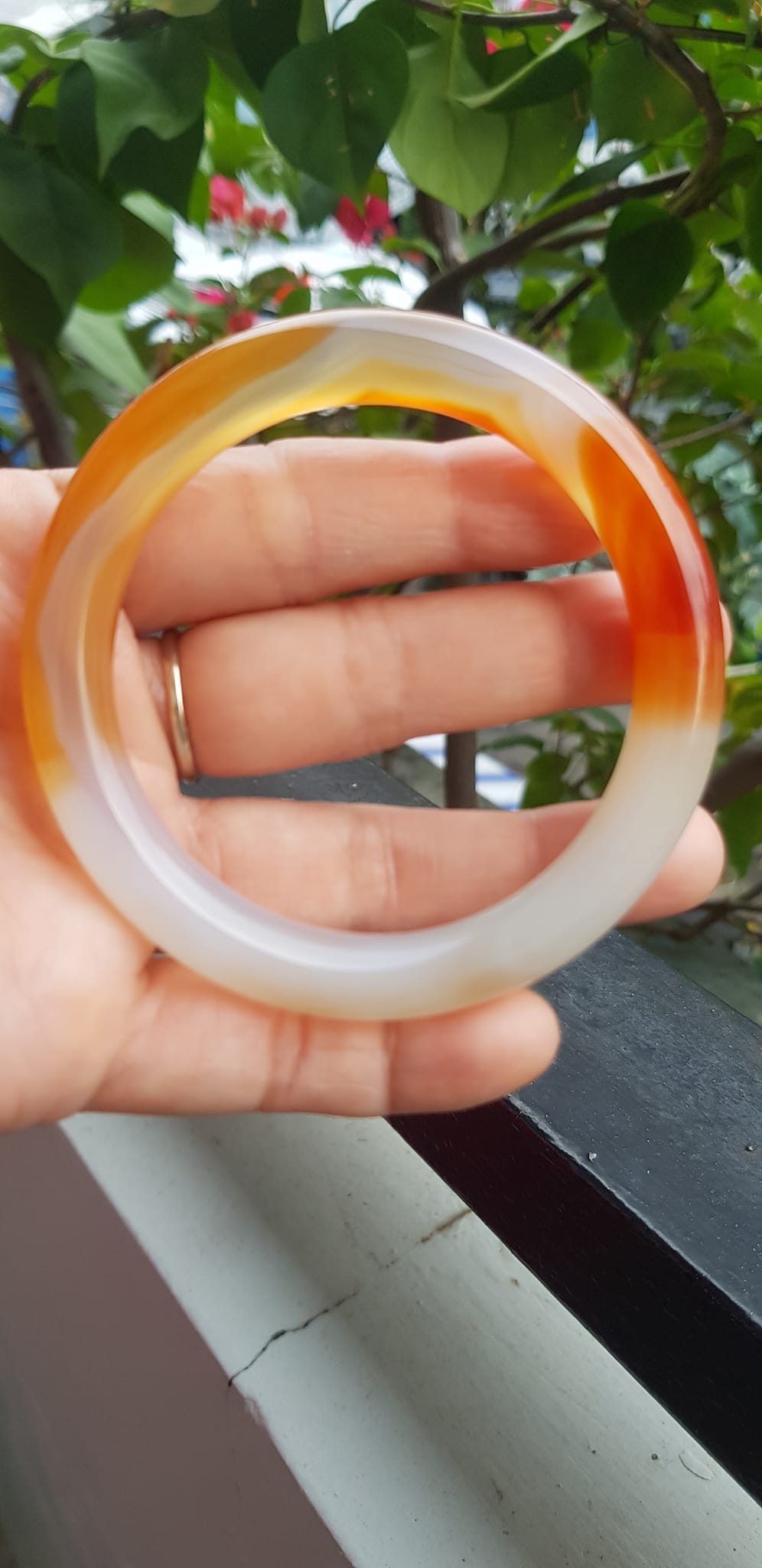 Vòng tay Nữ đá mã não đỏ cam trắng Ni 56mm x chột to 9mm Màu trắng đỏ cam nhẹ 1 bên vân nhẹ nhàng đẹp ạ Nữ 55kg - 63kg đeo xinh tay đẹp ạ
