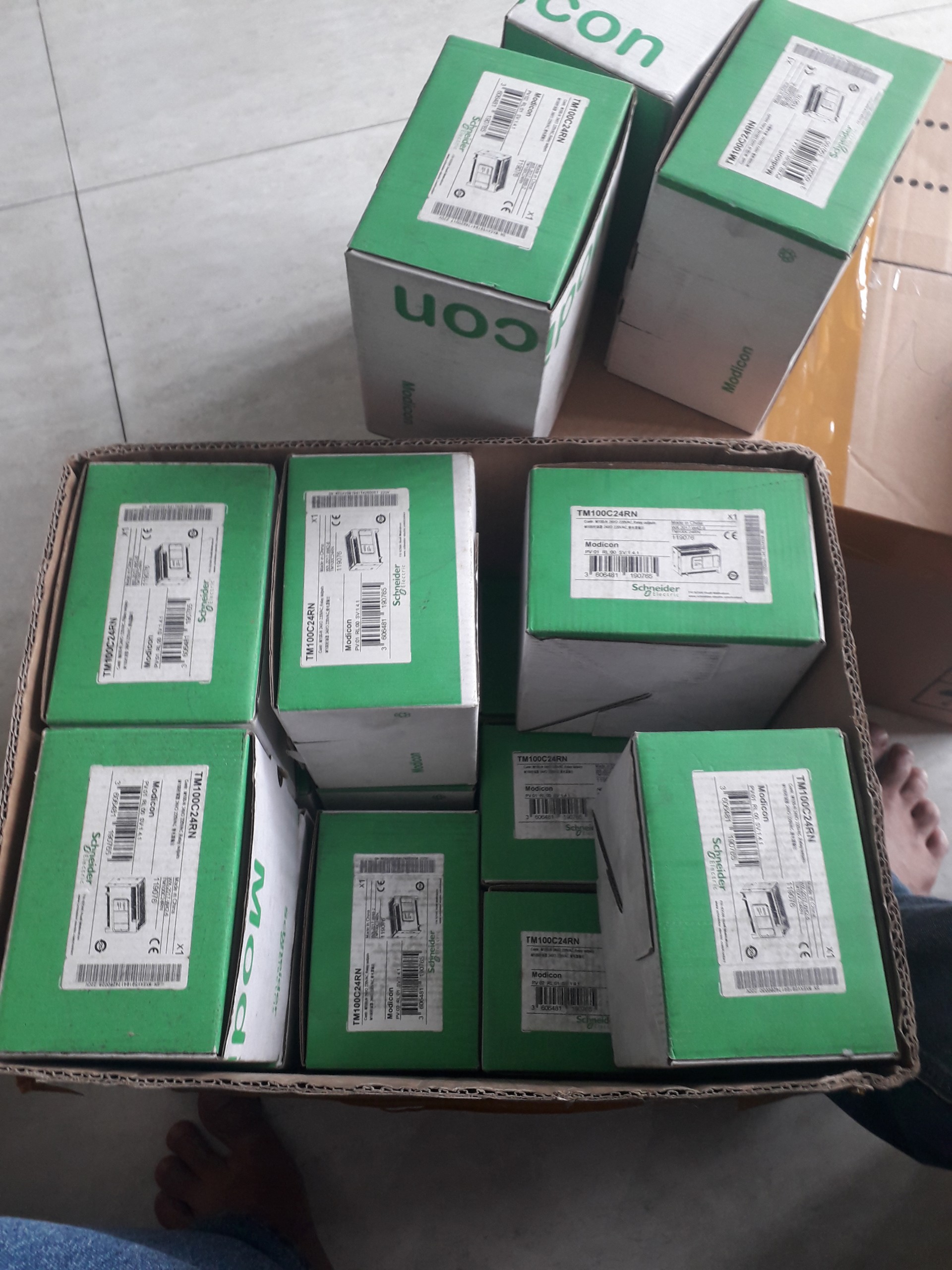 Bộ điều khiển lập trình PLC TM100C24RN Schneider 24 I/O