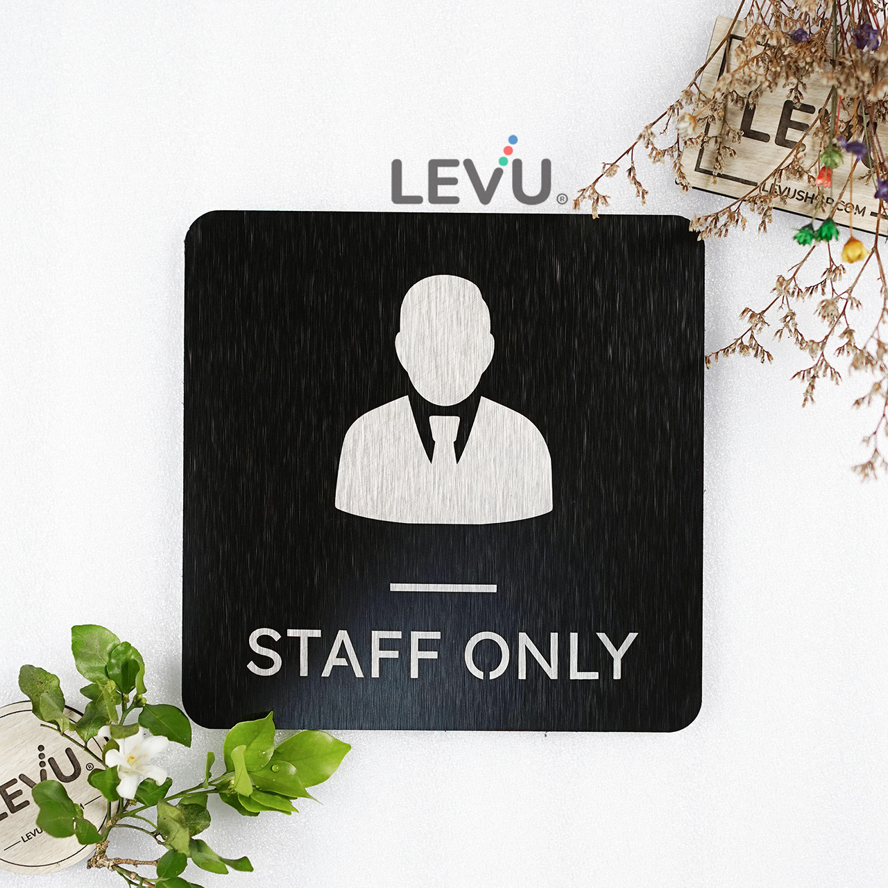 Bảng alu đen Staff Only khắc laser dán cửa trang trí phòng nhân viên nhà hàng khách sạn