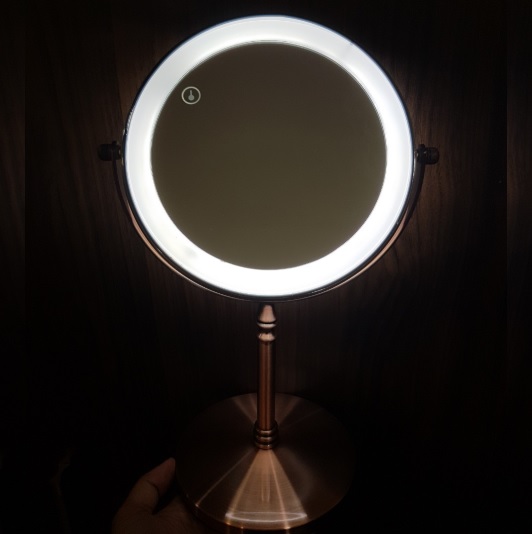 GƯƠNG TRANG ĐIỂM ĐÈN LED ĐỂ BÀN INOX, CÓ DÂY SẠC ĐI KÈM RẤT TIỆN LỢI MKZ156