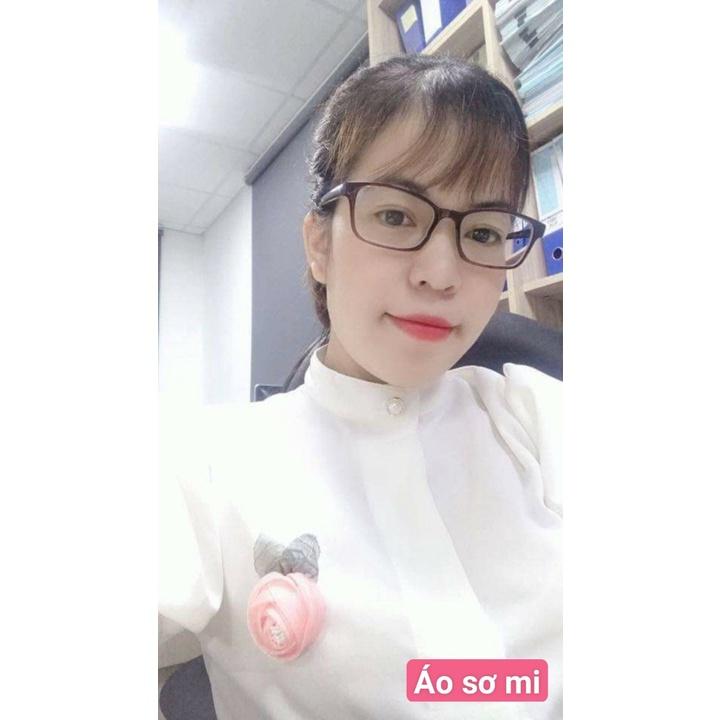 Áo Sơ mi nữ công sở thời trang SURI chất liệu vãi đũi màu trắng tay ngắn cổ trụ đính hoa ngực.
