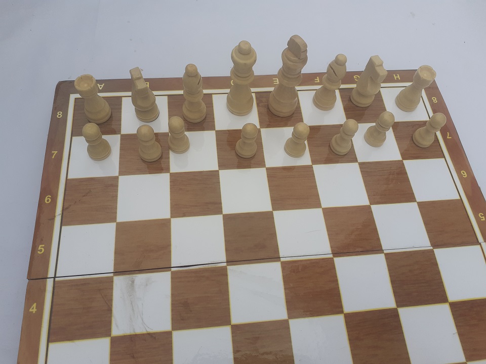 Cờ vua dành cho trẻ giúp phát triển trí tuệ, Bộ bàn cờ vua gỗ tụ nhiên