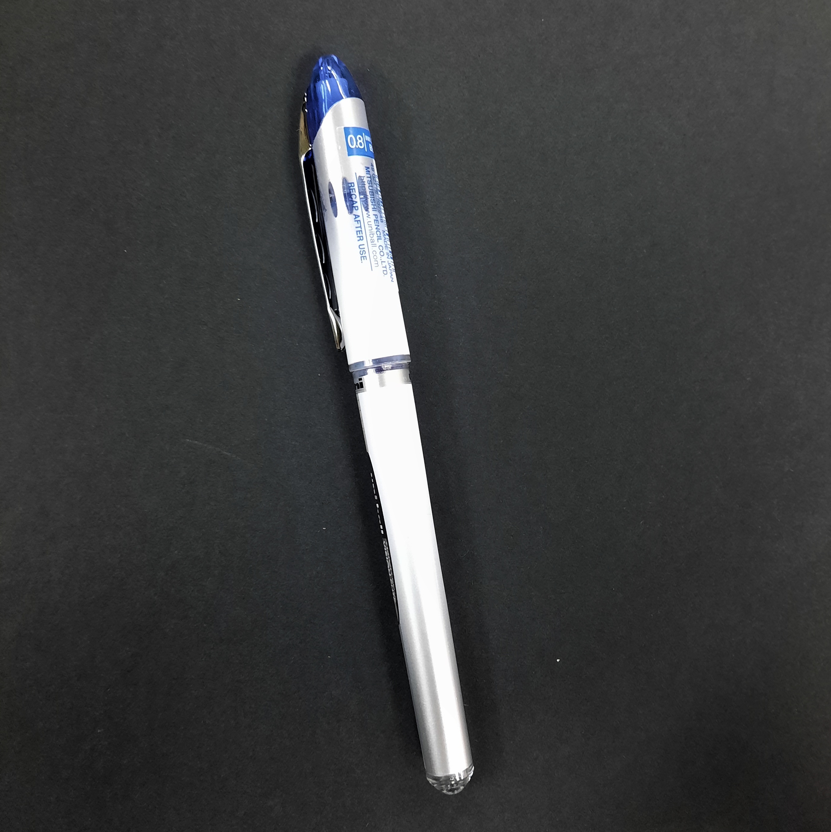 Bút nước uni-ball UB 200 ngòi 0.8mm.