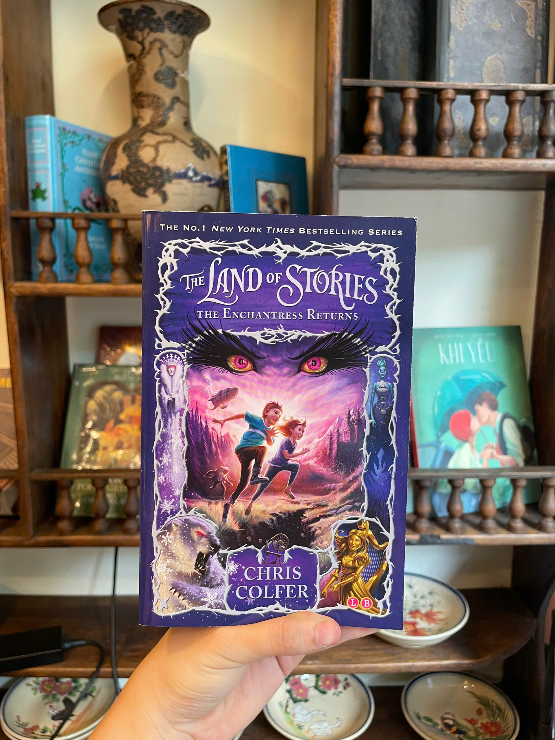 Sách - The Land of Stories the Enchantress Returns by Chris Colfer/ Sách thiếu nhi tiếng Anh