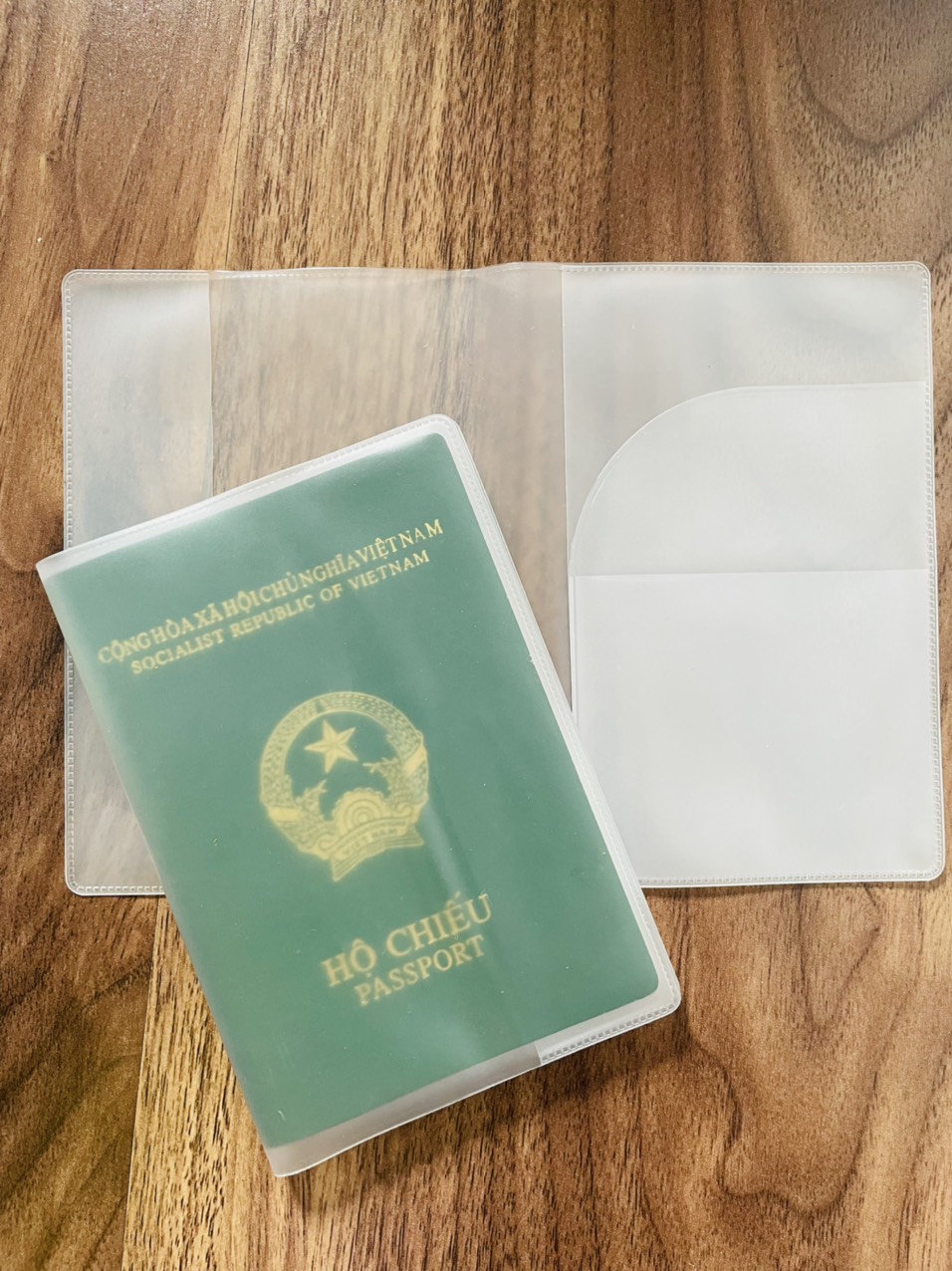 Vỏ Bọc Hộ Chiếu Bọc Passport Trong Suốt, Có Khe Kẹp Vé, Bỏ Thẻ ATM