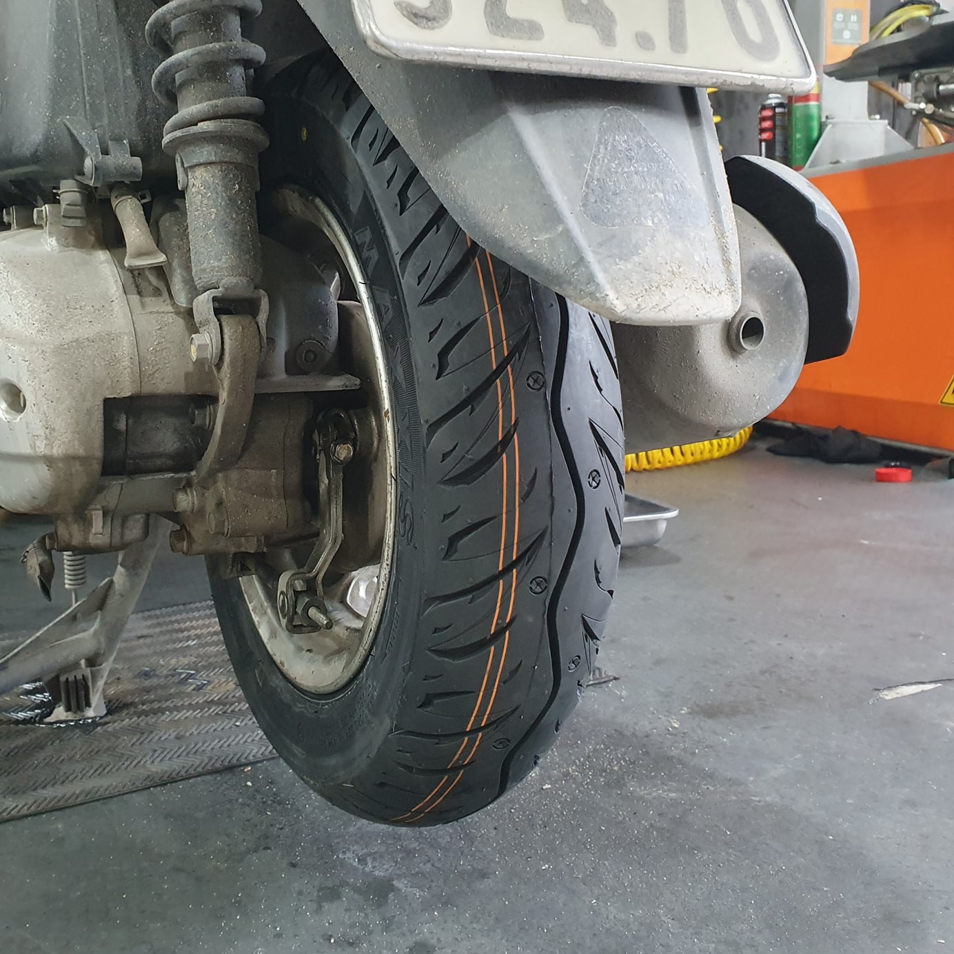 Vỏ Maxxis gai MA-WGV (90/90-12) (100/90-10) dành cho Lead, SCR, Latte, Acruzo, Elizabeth, Spacy (350099) (350100)