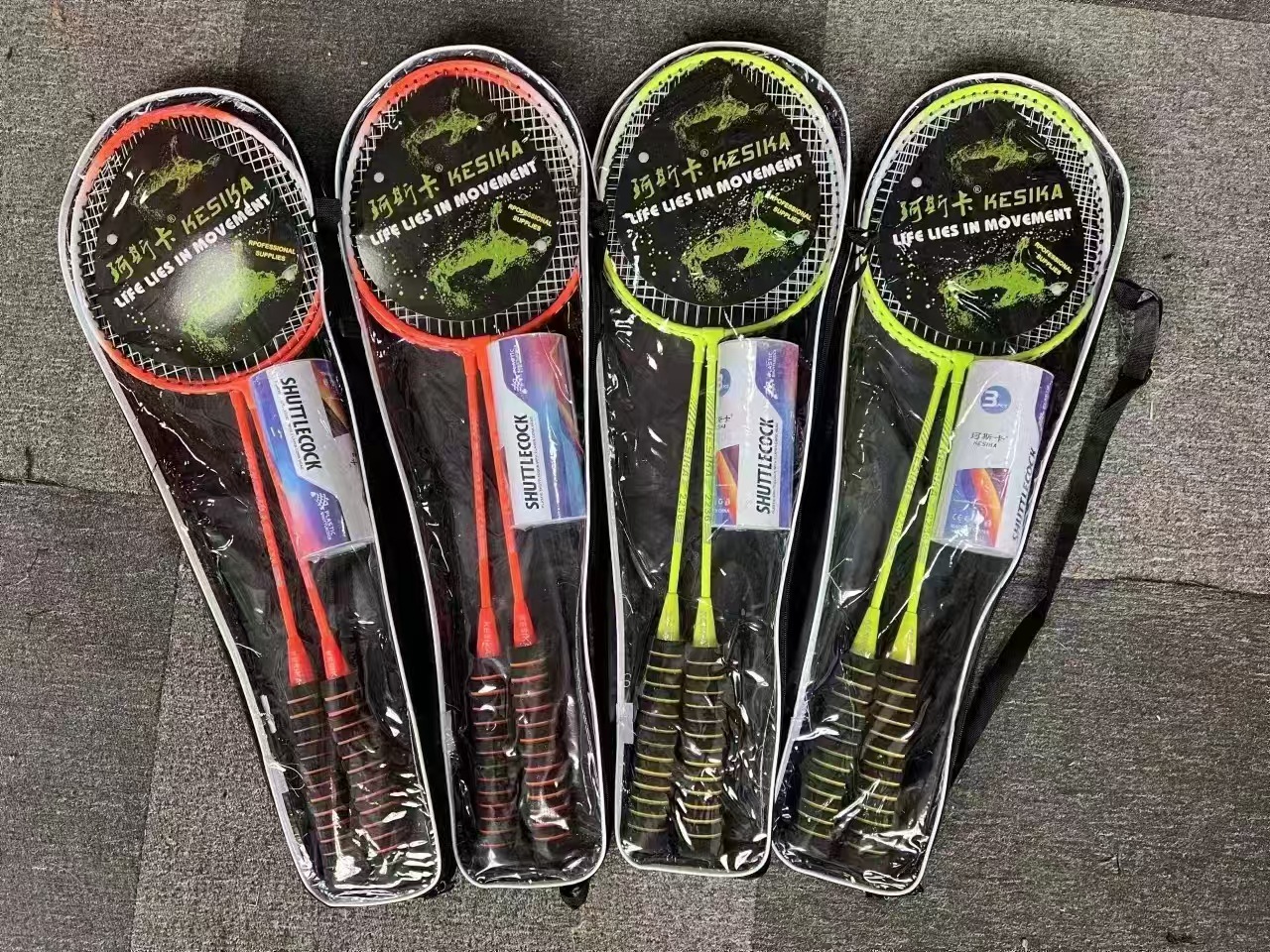 Set  2  cây vợt cầu lông chơi thể thao , hợp kim nhôm , kèm túi đựng ,  tặng 3 quả cầu ,tay cầm được làm bằng gỗ , lót ngoài đệm mút  chắc tay  ,giúp cầm nắm vợt được chắc chắn , dễ dàng