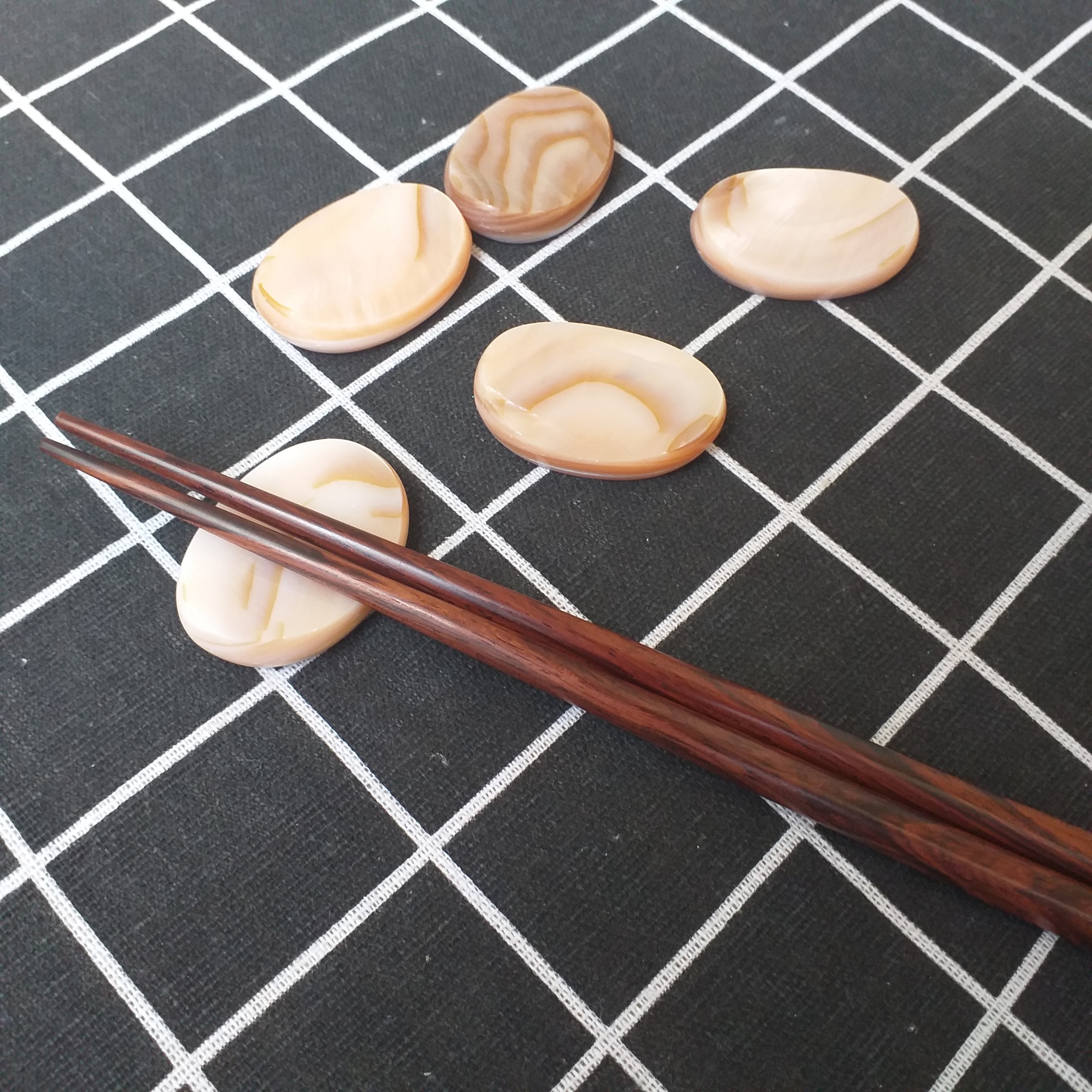 Gác đũa Xà Cừ Nâu Hồng hình Oval 3,5cm - Phụ kiện cao cấp giúp bàn ăn sang trọng