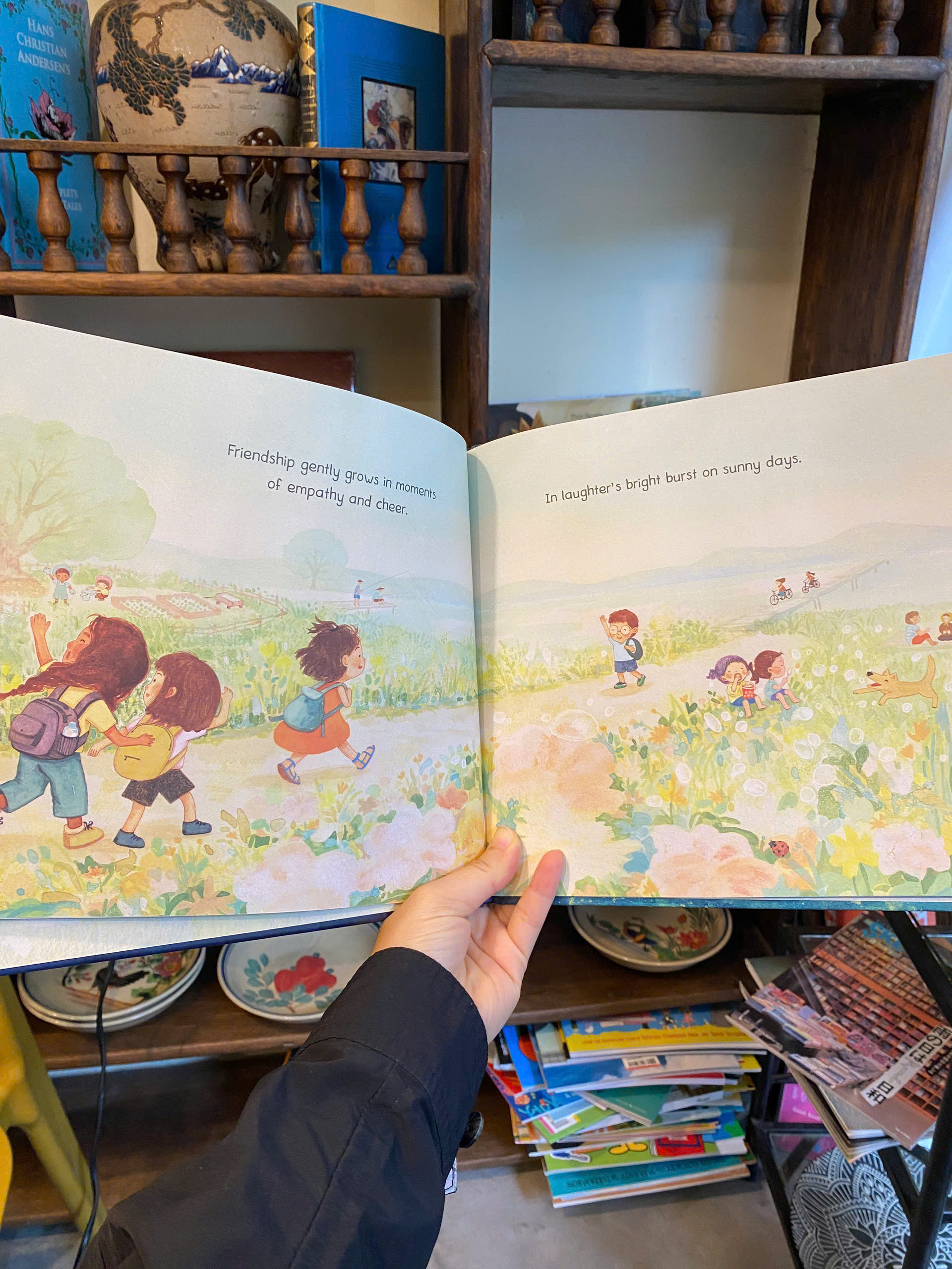Sách - We Are Friends by Thanh Tâm, Phương Vũ, Hoài Anh | Vietnamese Children's Book - Bìa cứng