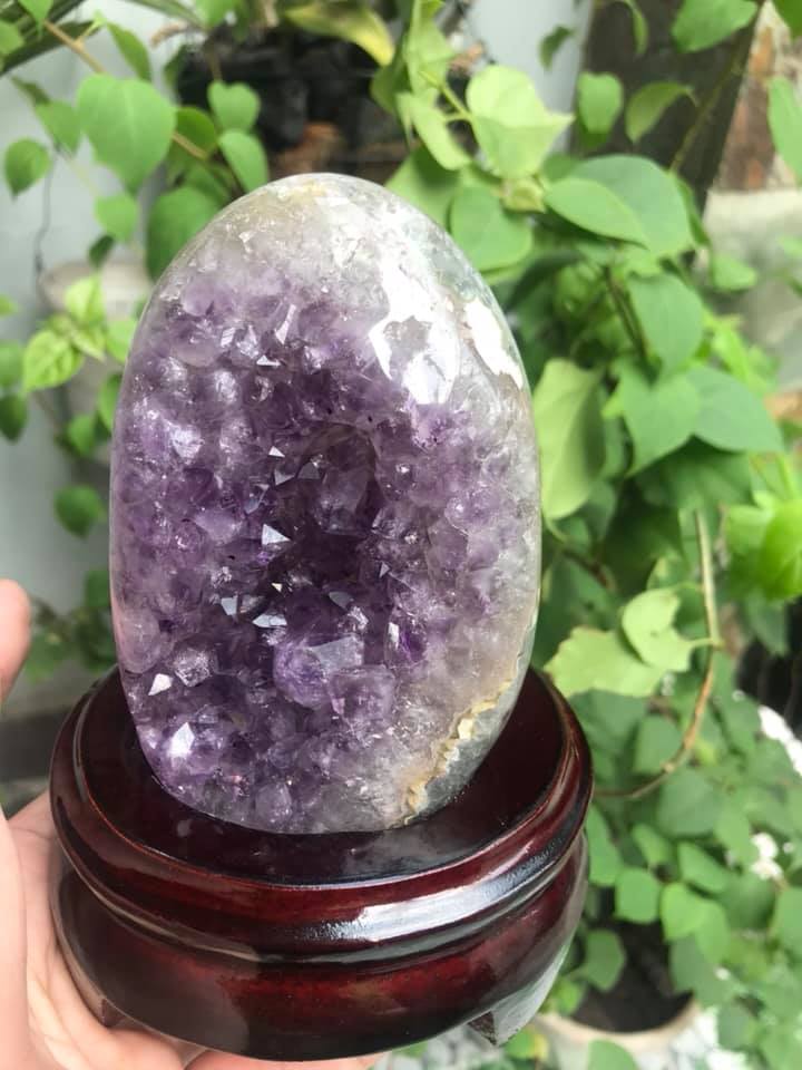 MIẾNG ĐÁ THẠCH ANH TÍM TỰ NHIÊN CÓ HỐC SÂU CÔNG DỤNG HÚT TÀI LỘC MÀU TÍM ĐẸP ĐẾ GỖ Cao 14cm x Ngang 10cm x Sâu 9cm Đặt Bàn Làm Việc Bàn Thờ THẦN TÀI May Mắn