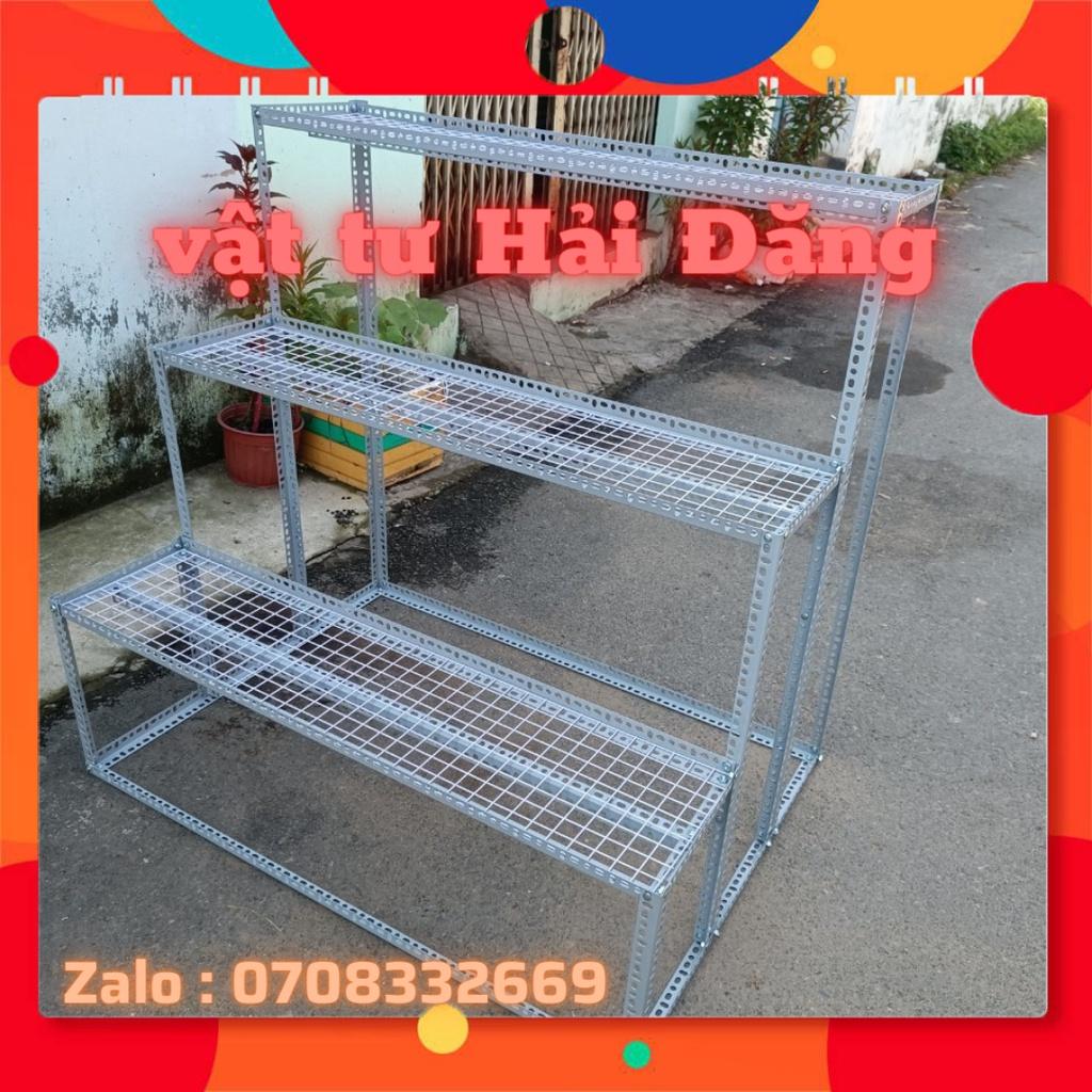 Kệ sắt bậc thang 3 tầng vỉ lưới ô vuông,giá,kệ đang năng nhiều kích thước,có bánh xe