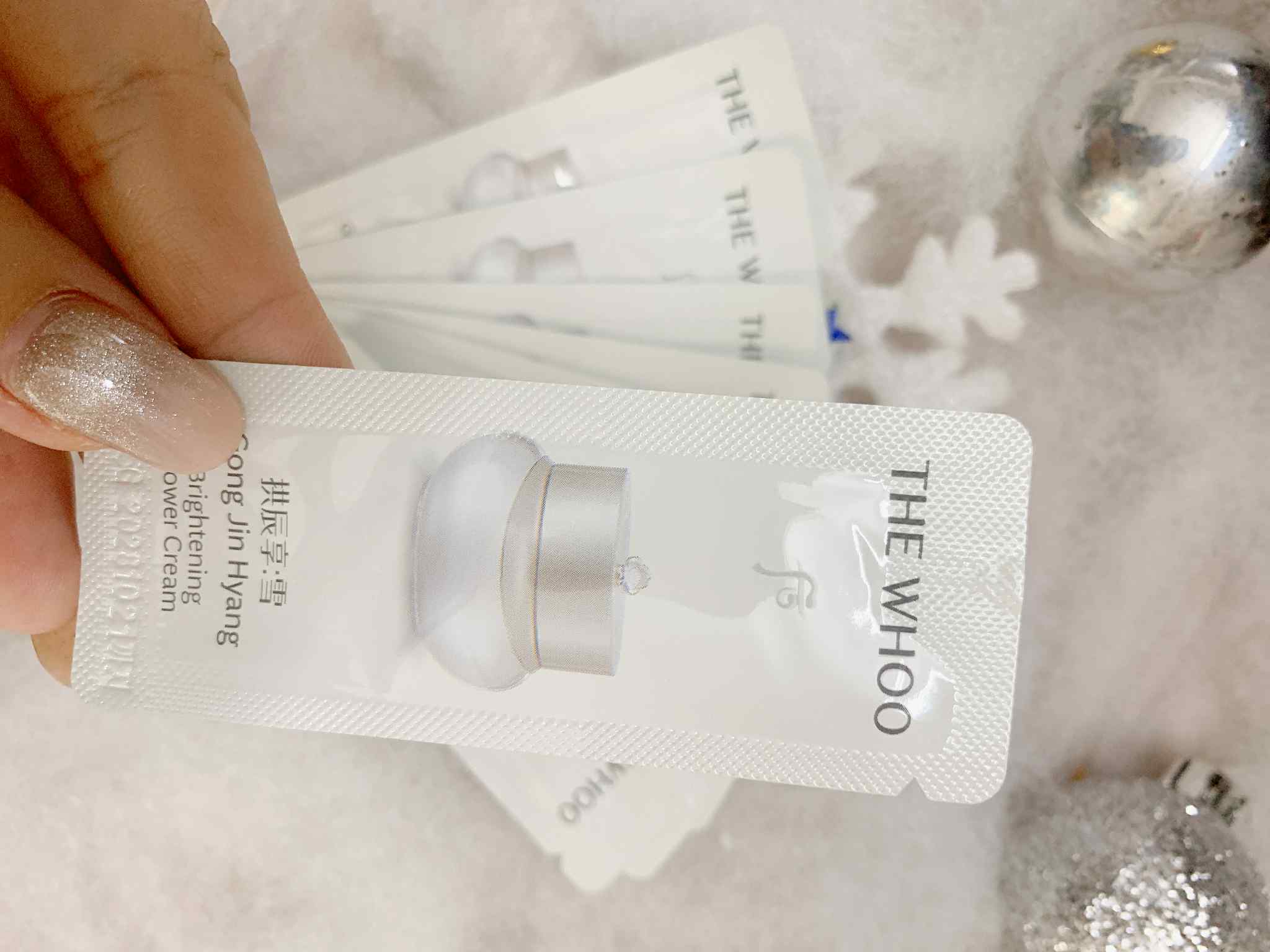 Combo 30 gói Kem Dưỡng Trắng Da Whoo Gongjinhyang Seol Radiant White Moisture Cream 1ml