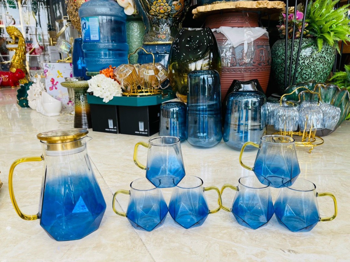 COMBO BỘ BÌNH ĐỰNG NƯỚC UỐNG THỦY TINH CAO CẤP KÈM 6 CỐC MÀU XANH NƯỚC BIỂN, KHAY VÀ GIÁ ÚP - VD106