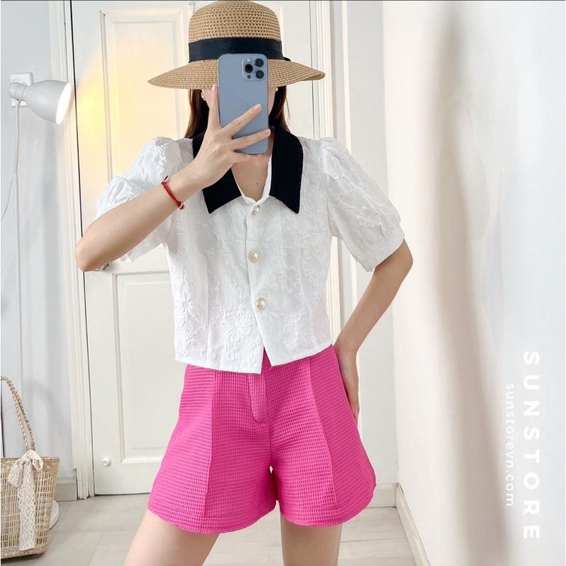 Áo croptop tay phồng cổ sơ mi đen cài nút tiểu thư màu trắng