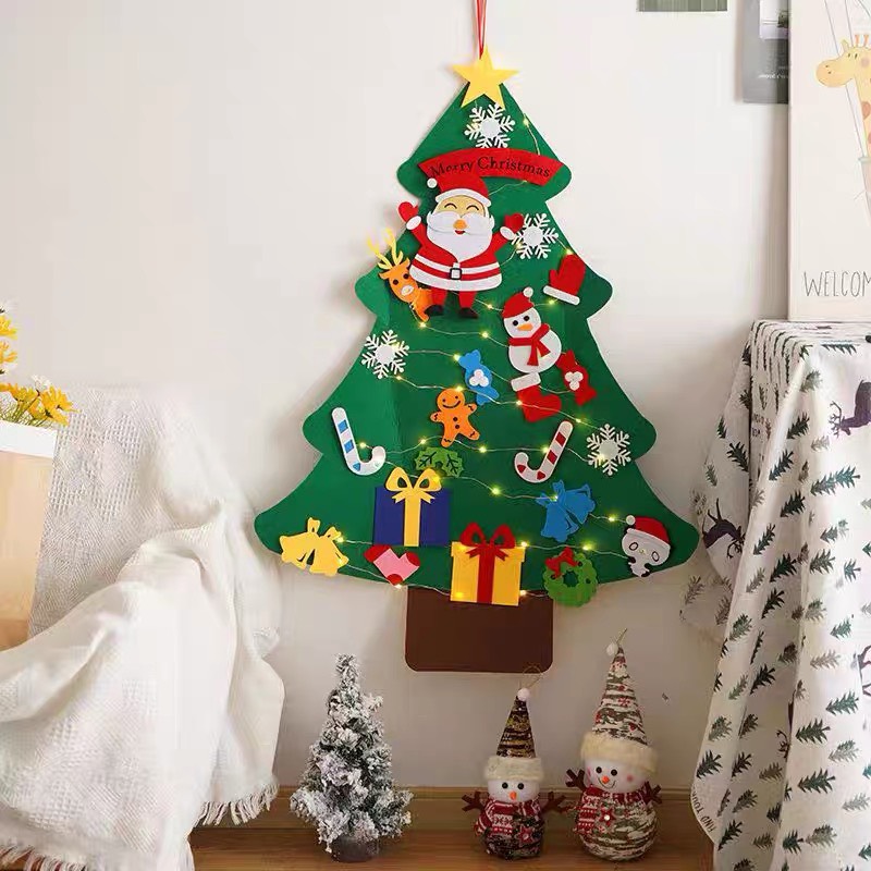 Cây thông noel vải dạ cỡ lớn treo dán tường kèm đèn LED có 32 phụ kiện trang trí giáng sinh cho bé