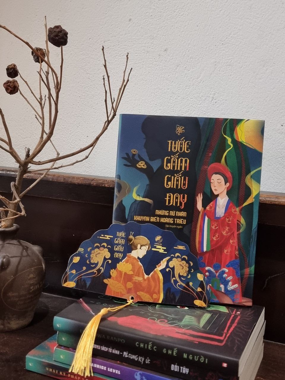 (Tặng bookmark quạt quân vương) (Ấn bản bìa cứng in 200c kỉ niệm) TƯỚC GẤM GIẤU ĐAY – Nhiều tác giả – Linh Lan Books