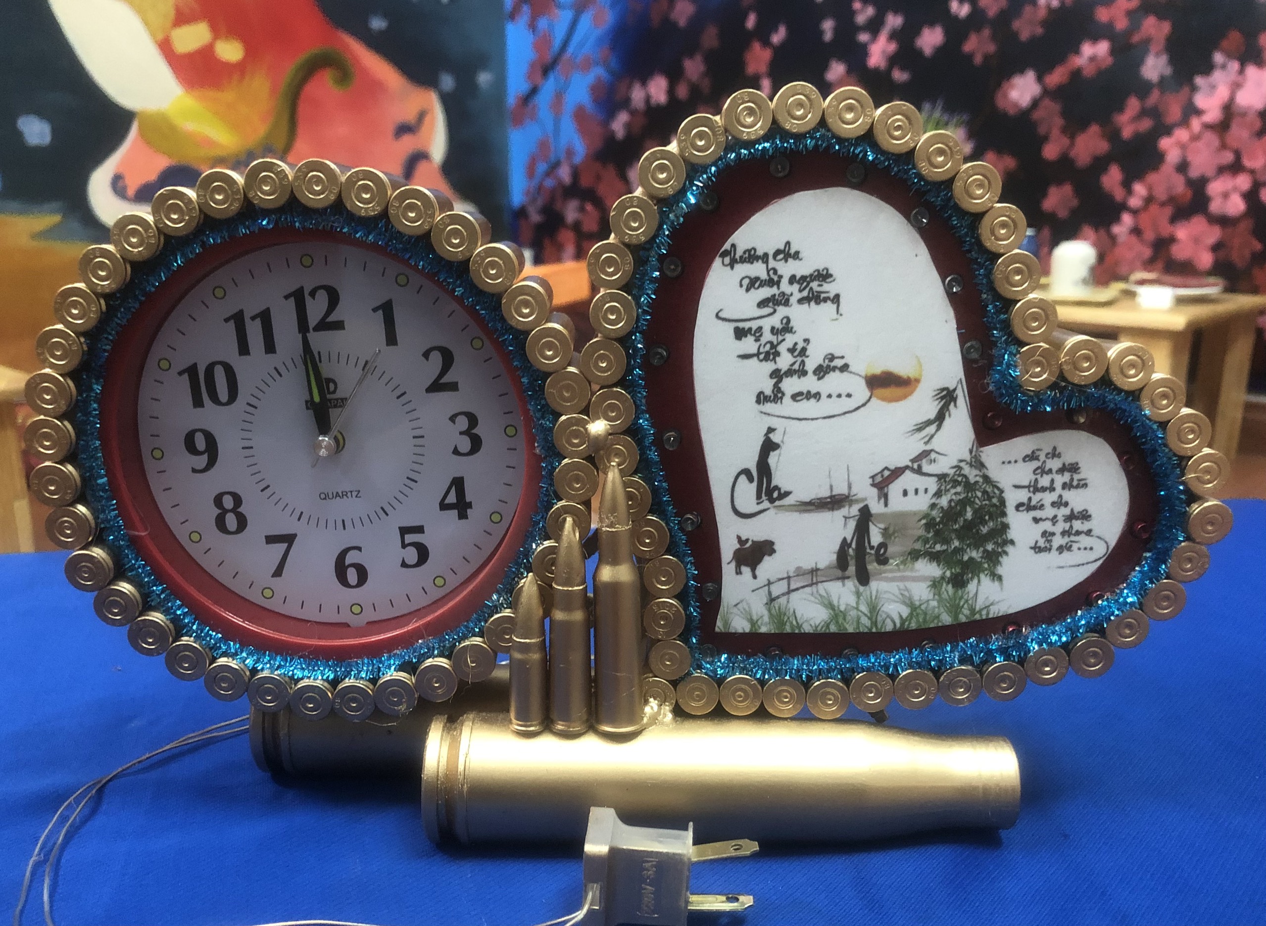 Mô hình Đồng hồ, trái tim gắn đèn Led chủ đề Cha Mẹ bằng vỏ đạn tặng kèm 1 móc khóa
