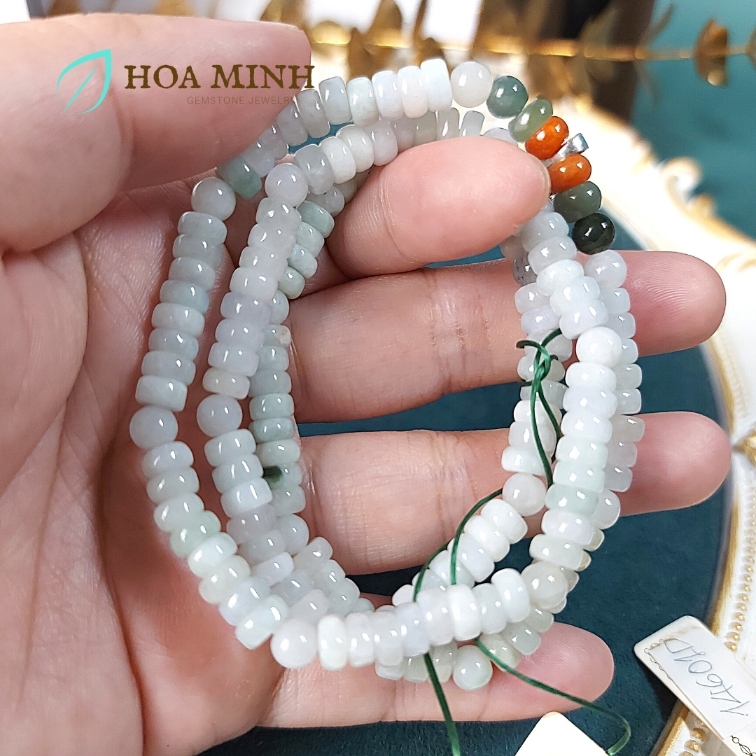 Vòng tay vòng chuỗi Ngọc Cẩm Thạch trắng nếp 5.7 li kiểu bánh xe quấn 3 vòng, phối charm túi tiền bạc, viên Cẩm Thạch Huyết