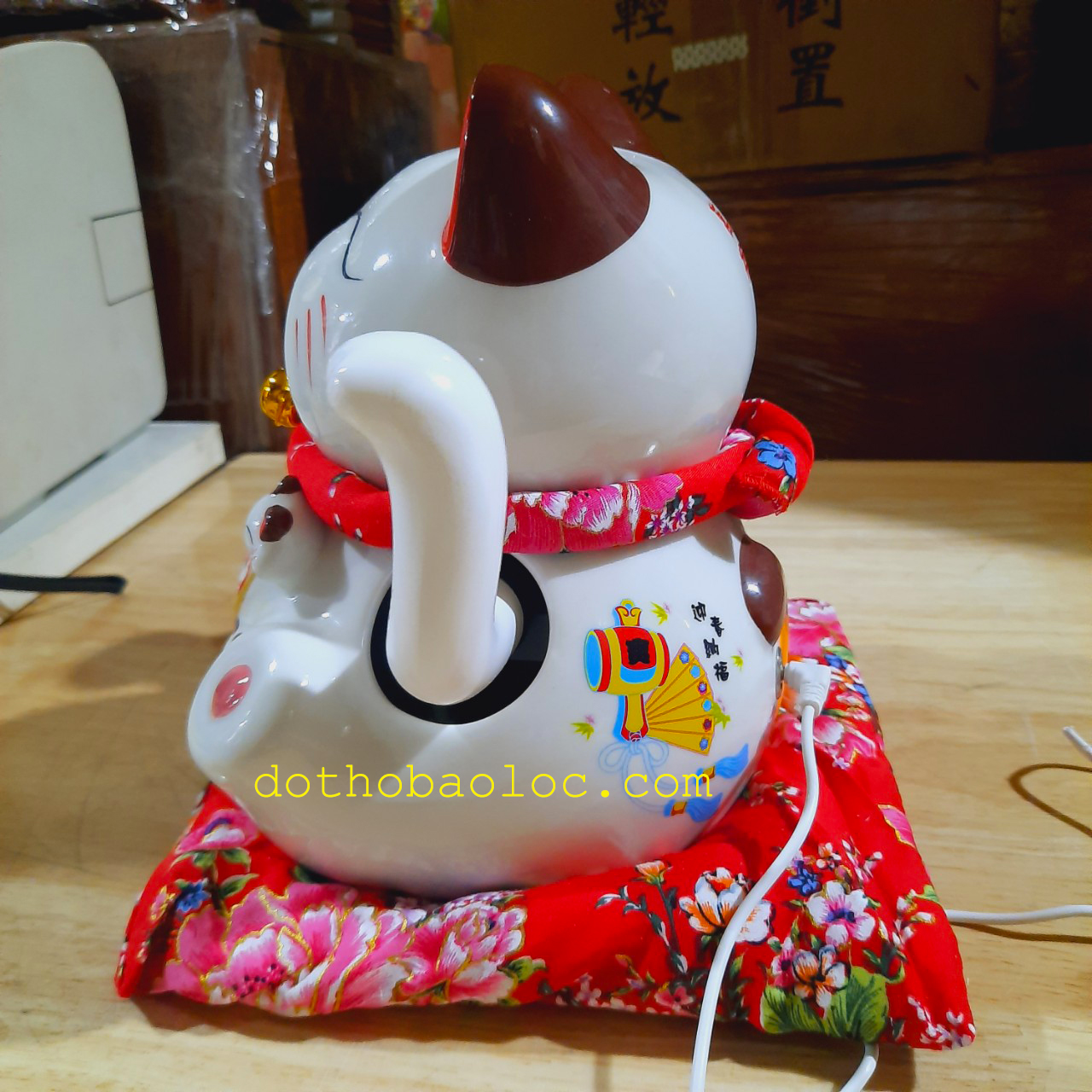 Mèo Phú Quý Thần Tài vẫy tay bằng gốm sứ cao cấp mang lại tài lộc cho gia chủ cao 23cm