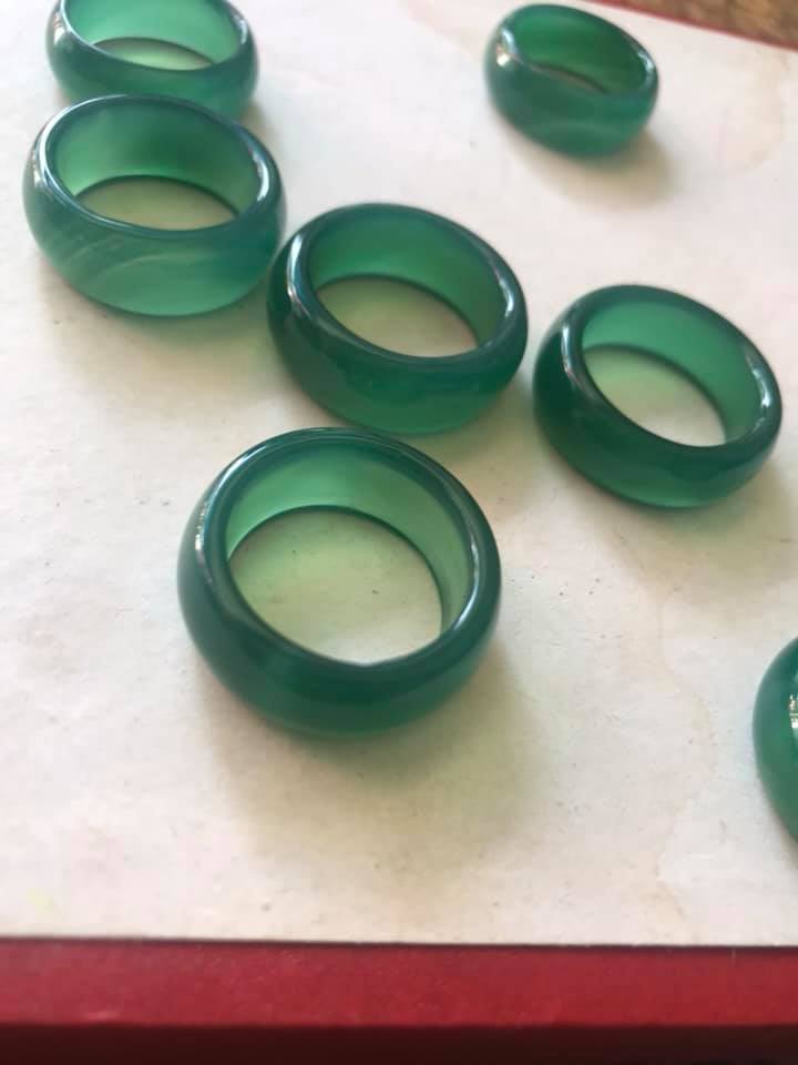 CHIẾC NHẪN SIZE 20M CAO 9MM3 DẦY 3MM6 NAM MỘC HỎA MÀU NHÂN XANH TƯƠI ĐẸP