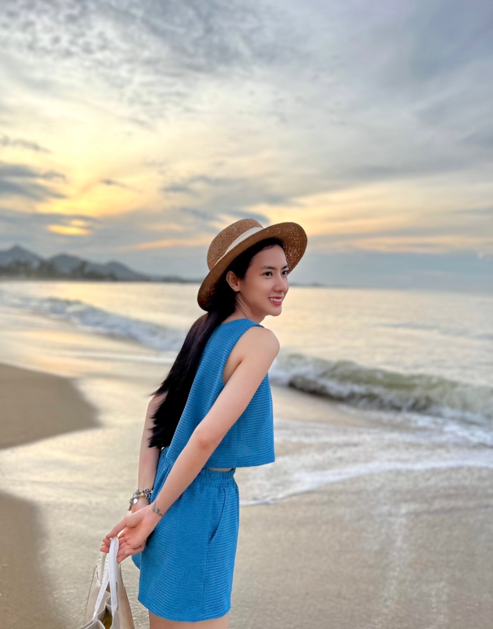 Set Đồ Nữ Đi Chơi QuDu Vải Không Nhăn Màu Xanh Sát Nách Cổ Vuông Năng Động Trẻ Trung Freesize Quần Lưng Thun Thoải Mái