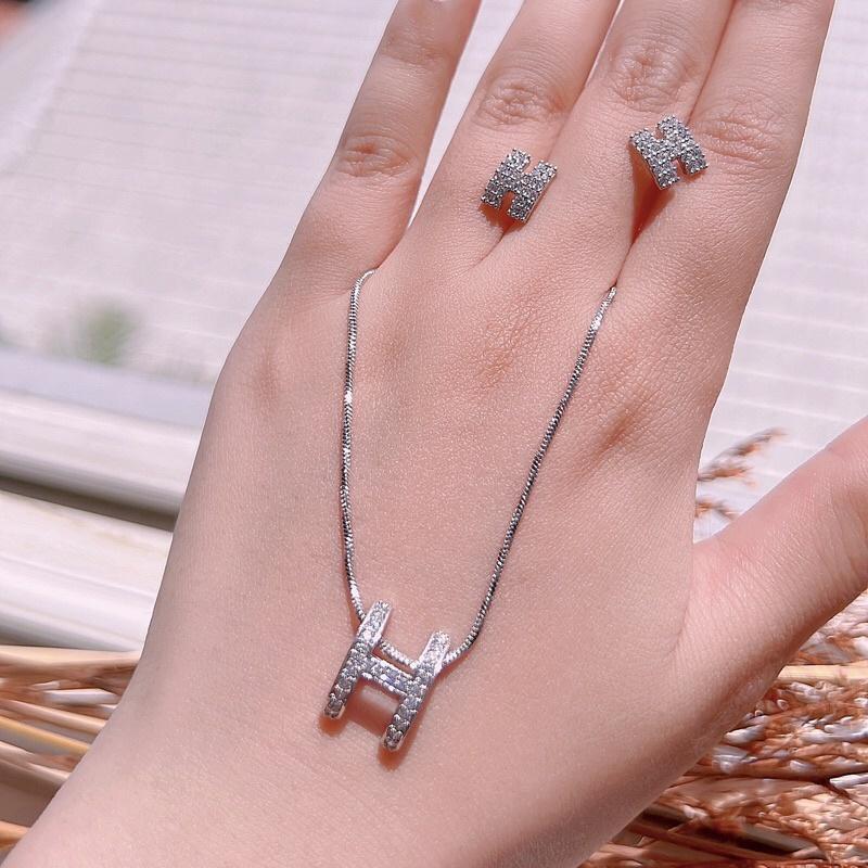 Set dây chuyền bông tai chữ H không đen không gỉ