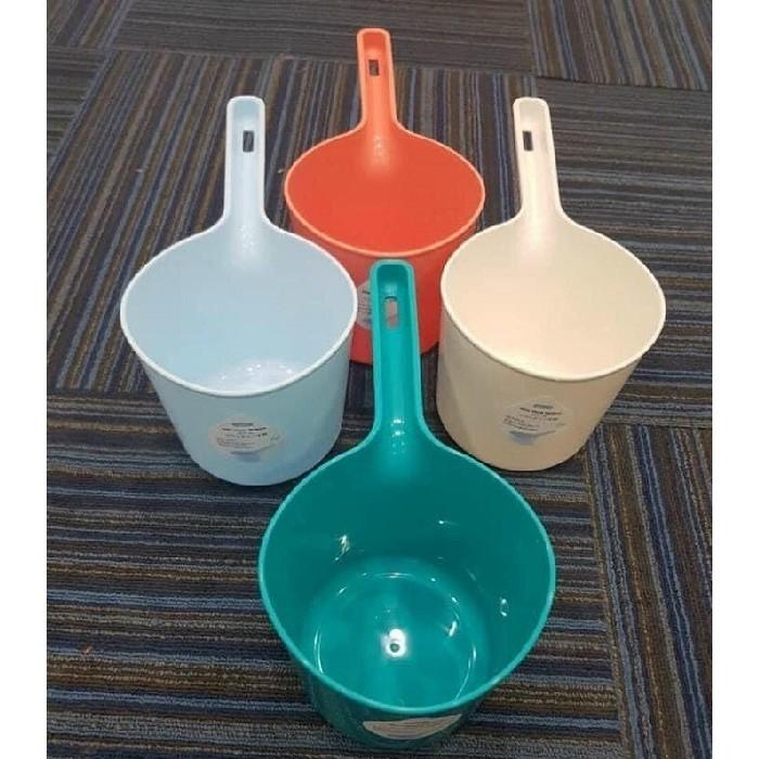 Gáo nhựa múc nước