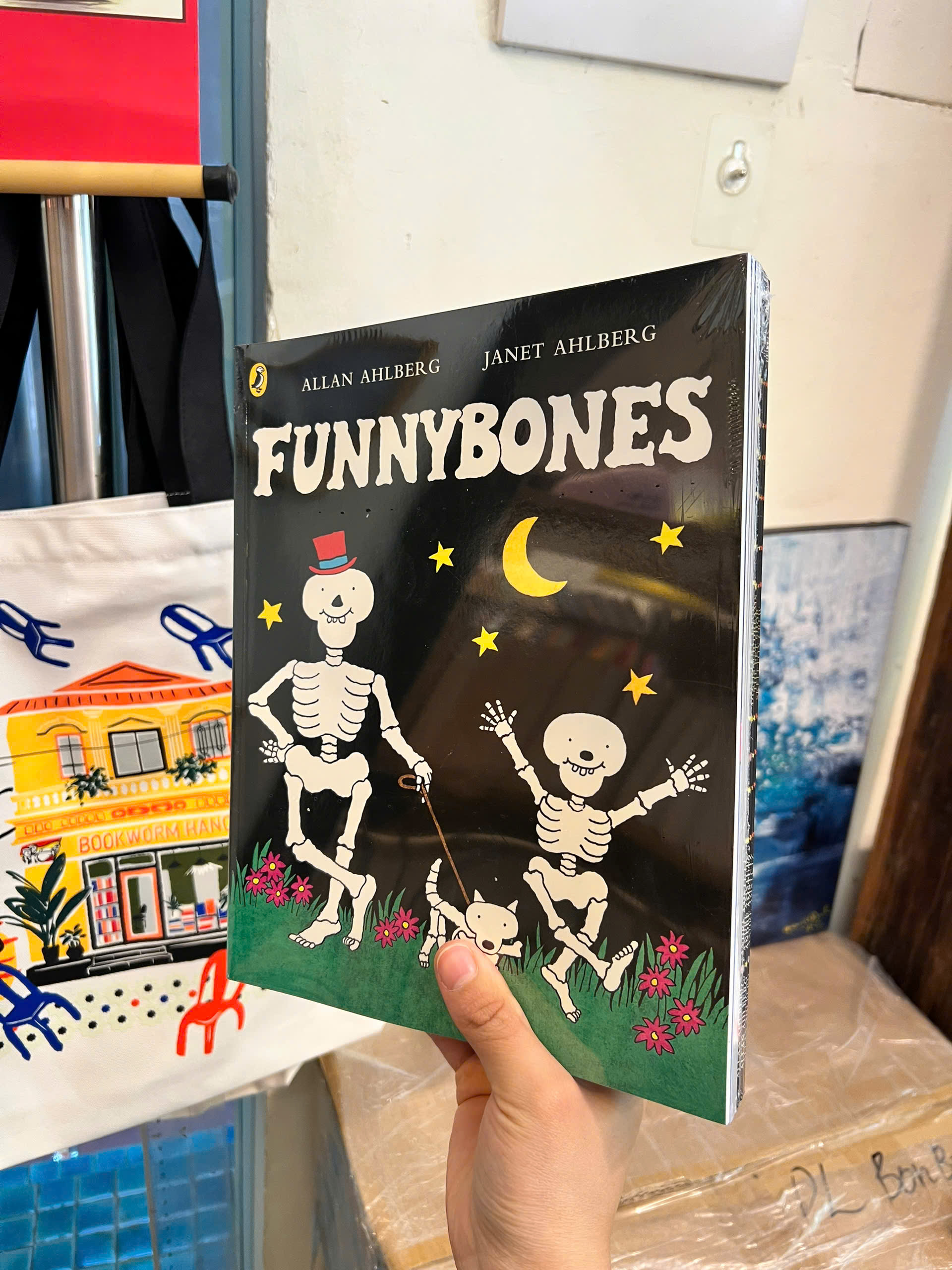 Sách - Skeleton Crew (Funnybones Series) | Childrens Picture Book / Ngoại văn Thiếu nhi Nhập khẩu UK