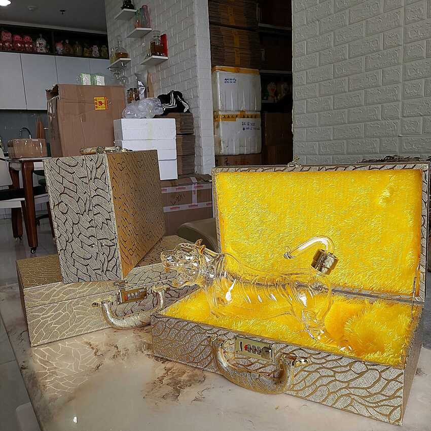 Bình đựng rượu thủy tinh 1 lít mẫu con hổ kèm vali da cao cấp màu vàng ánh kim – Chai đựng rượu 1000ML làm quà tân gia, sinh nhật