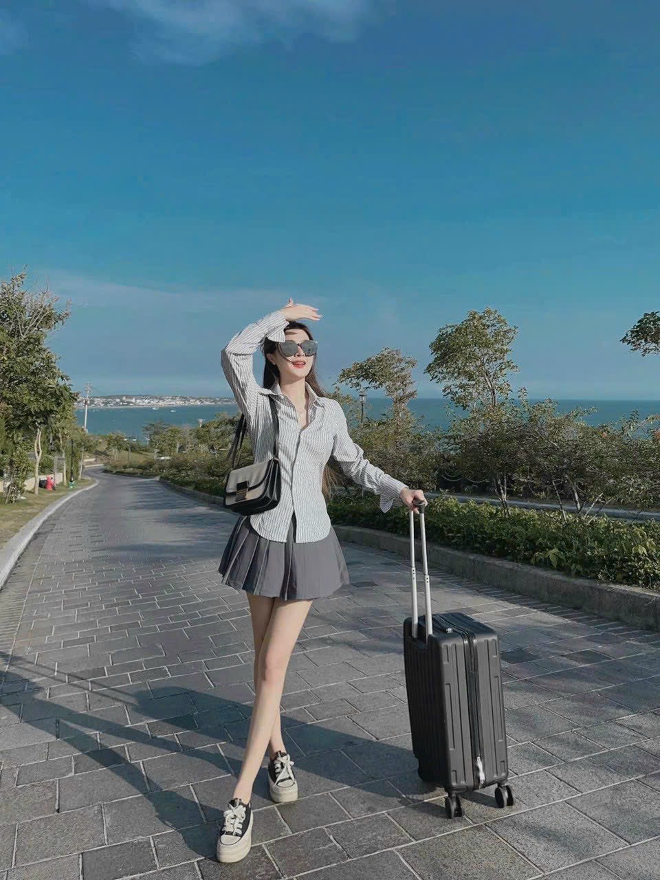 SÉT CHÂN VÁY DẬP LY KÈM ÁO SƠ MI IN SỌC MÀU Y HÌNH