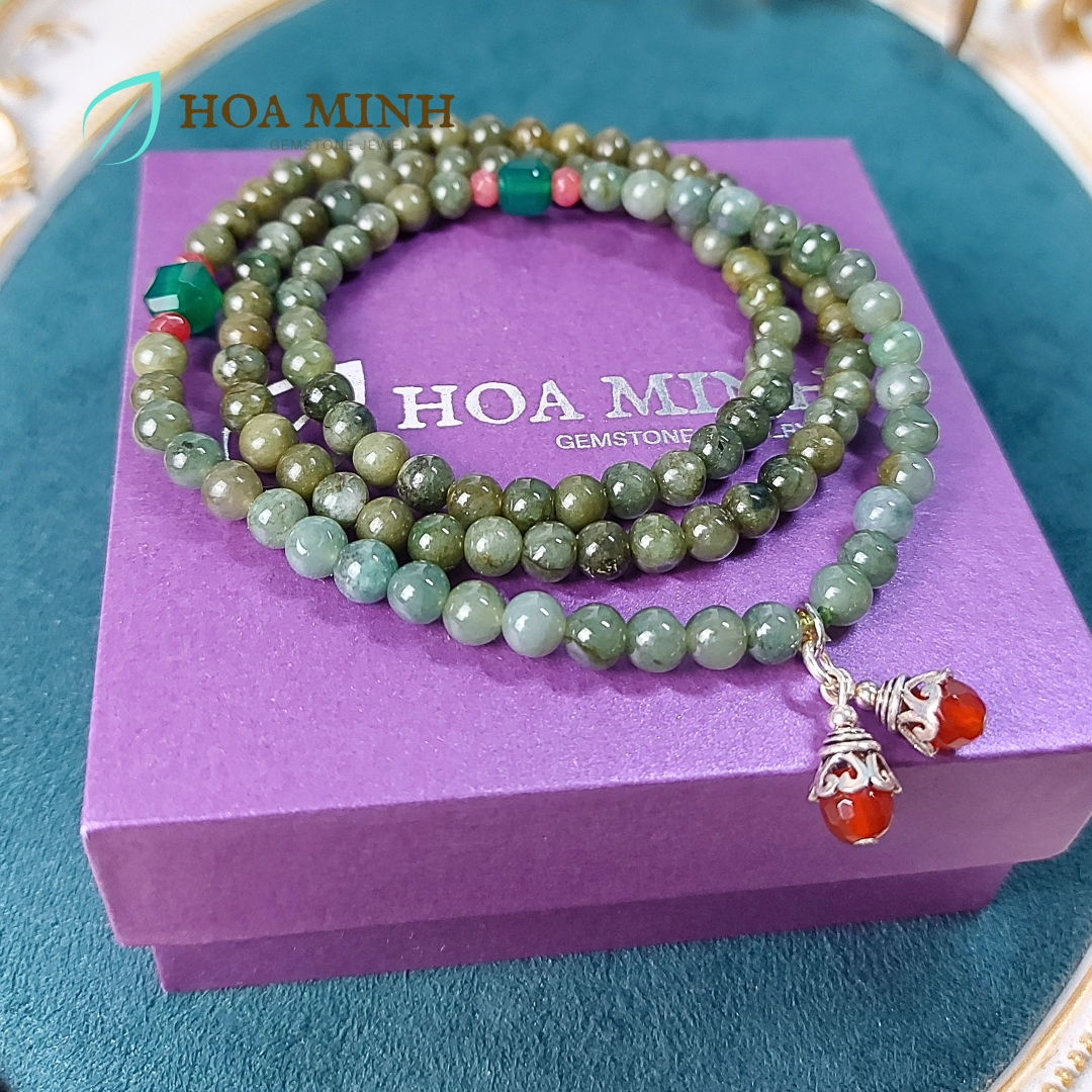 Vòng tay chuỗi 108 hạt Cẩm Thạch dầu theo dải màu size 5.6 li phối thạch anh xanh vuông, bánh xe mã não hồng cắt giác và charm bạc bọc mã não đỏ