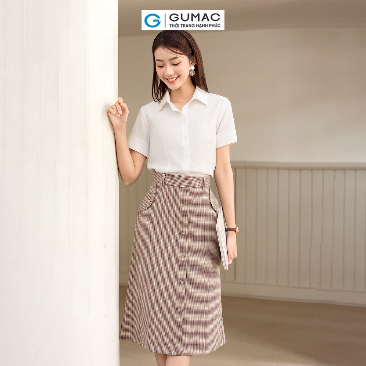 Áo sơ mi nữ tay ngắn xẻ V thời trang GUMAC AD06032