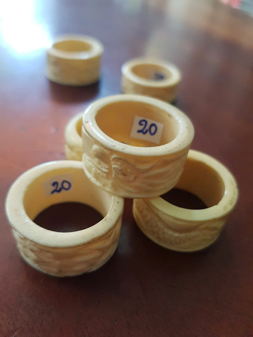 Nhẫn Càn Long Chạm Rồng Nam Giả Ngà hay Xương Mỹ Nghệ màu trắng Ni 20mm Cao 14mm Dầy 3mm Dành Cho Các Anh Nam đeo nhẫn ngón tay cái hay bất kỳ ngón tay nào ni lọt vừa tay là 20mm rẻ vẫn đẹp như thường ạ