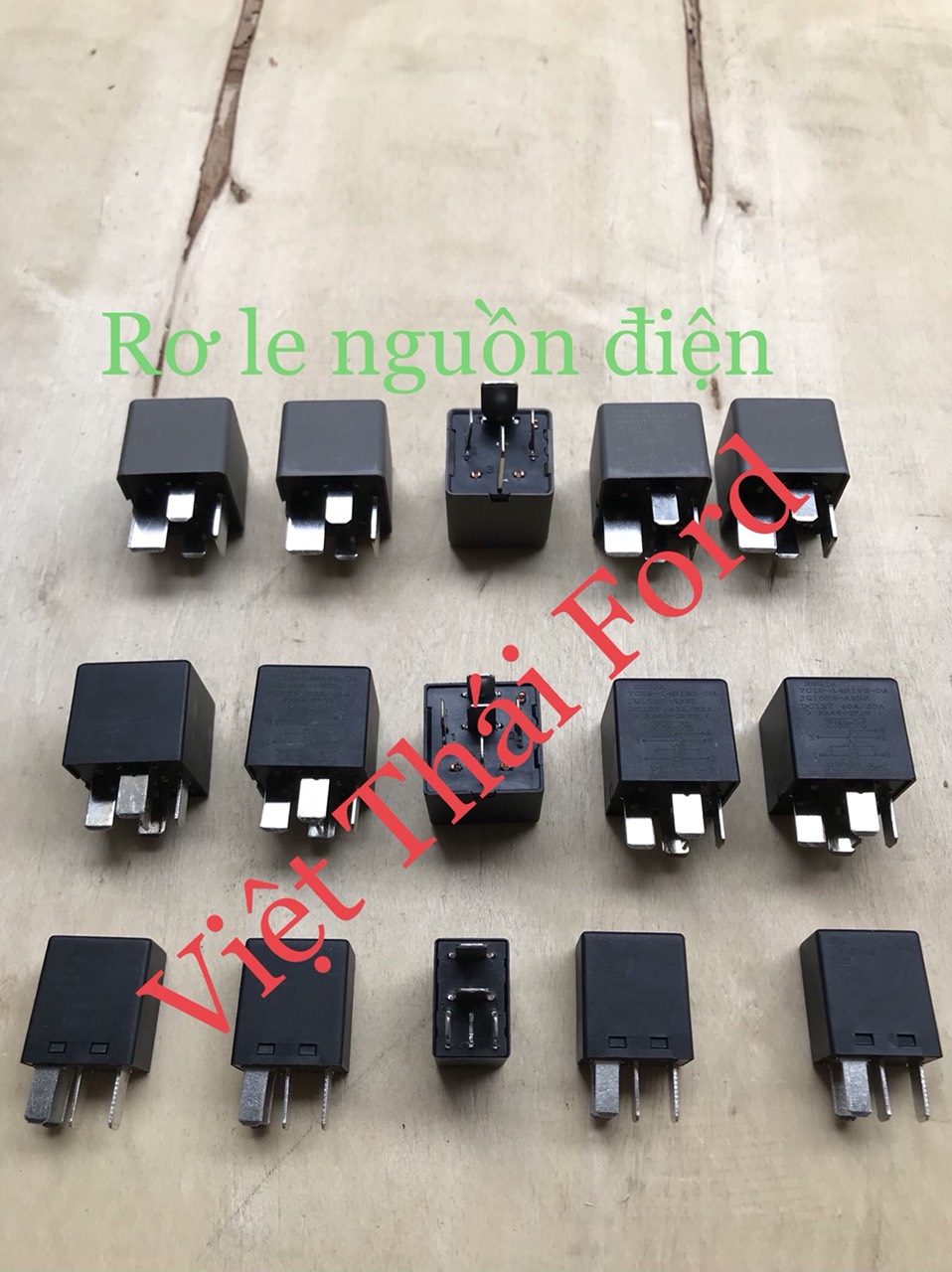 Rơ le nguồn điện xe Ford Transit