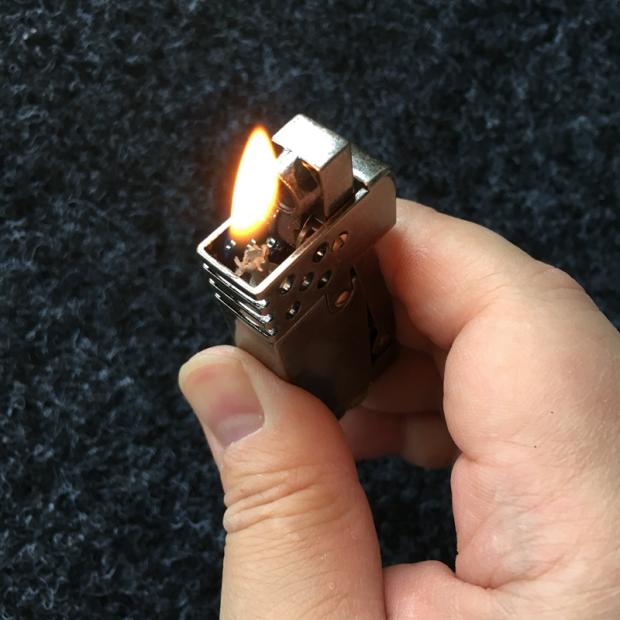 Hộp Quẹt Bật Lửa Xăng Đá 696 Thiết Kế Độc Lạ Sang Trọng - Dùng Xăng Bấc Đá Cao Cấp