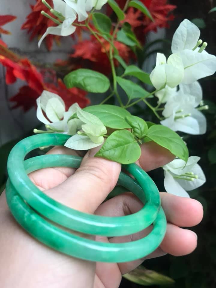CẶP VÒNG TAY ĐÁ CẨM THẠCH TRÒN 58MM Vòng size 58mm x dầy 6mm x bên ngoài 71mm Chất liệu đá cẩm thạch XANH NGỌC TƯƠI BÓNG ĐẸP NỮ Mệnh MỘC HỎA 56kg - 67Kg ạ