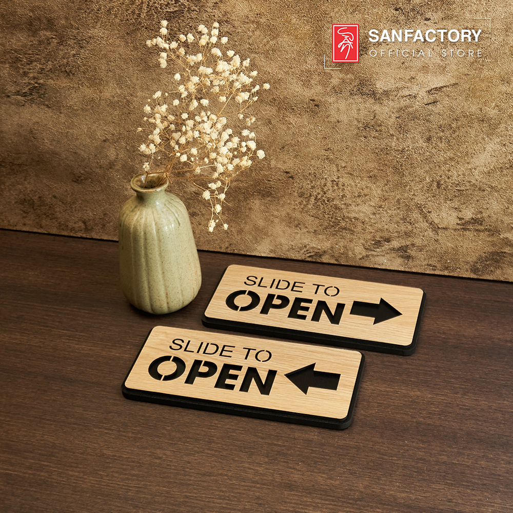 Bảng gỗ Slide to open chỉ hướng mở cửa dạng cửa lùa trái phải