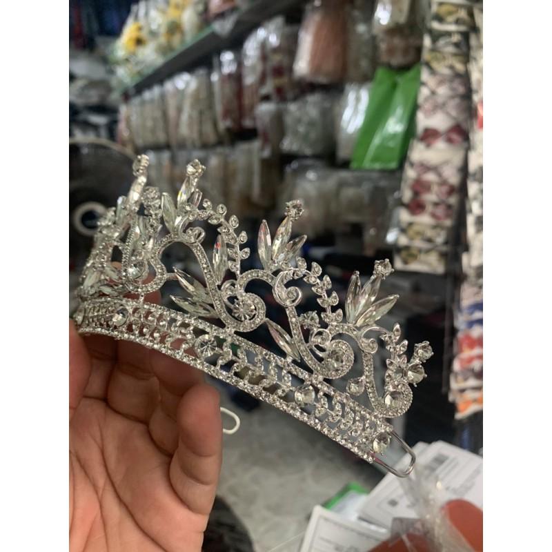 Vương miện cô dâu cổ tích chất liệu đá bắt sáng phản chiếu lấp lánh dưới ánh đèn hoa văn cầu kỳ mới giangpkc