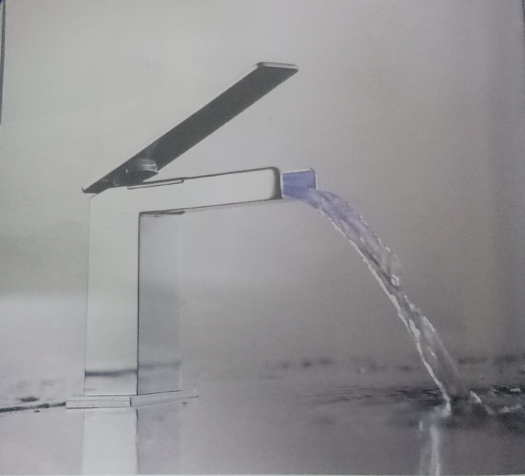 Vòi lavabo nóng lạnh- vòi đèn không dùng điện Caesar B680CT