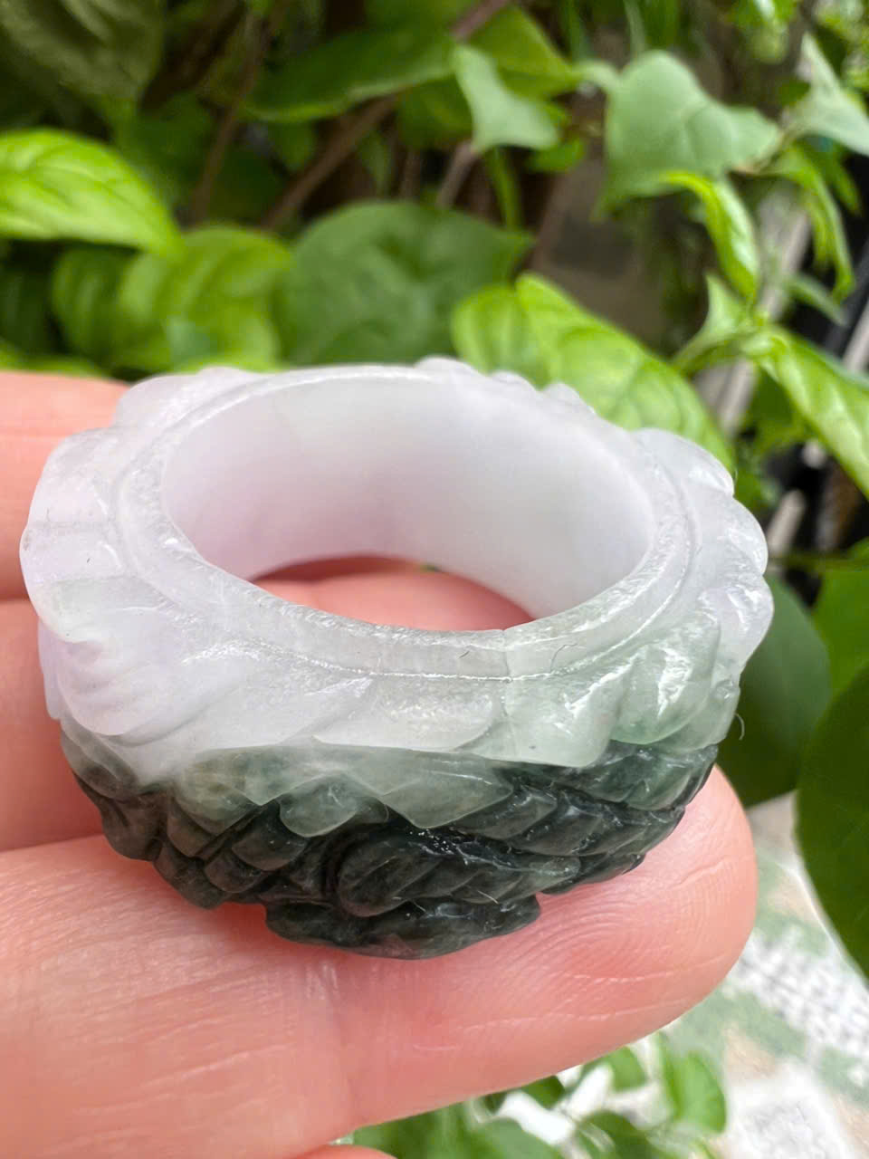 Nhẫn Rồng Nam Ni 21mm Cao 13mm Dầy 5mm Cẩm Thạch màu màu trắng xanh đậm phía dưới đẹp ạ