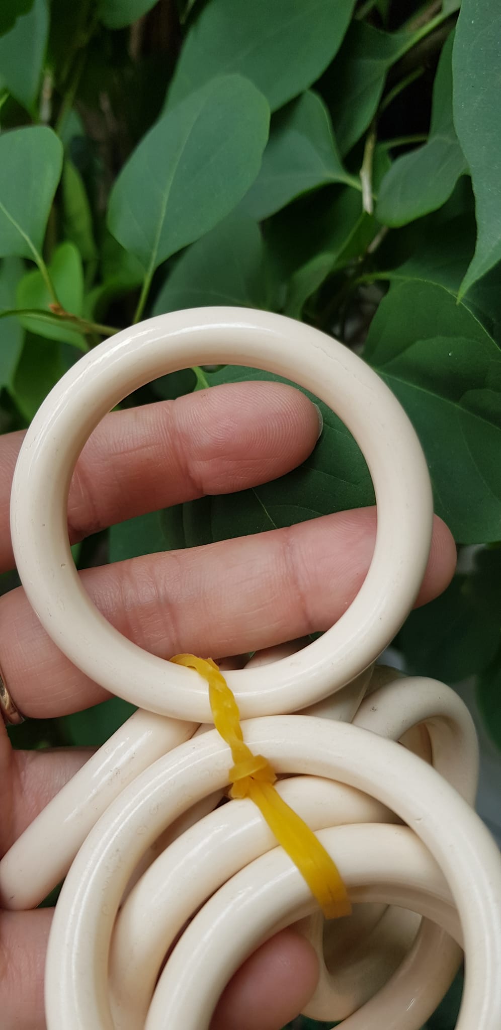Vòng Đeo Tay Cho Bé Trai Gái đeo từ 1 tuổi -dưới 4 tuổi Màu Trắng Giả Ngà Hay Gọi Xương Mỹ Nghệ tròn đẹp Vòng cho em bé đeo Ni 39mm x cọng 7mm shop giao bất kỳ đồng giá rẻ mà đẹp xinh tay ạ